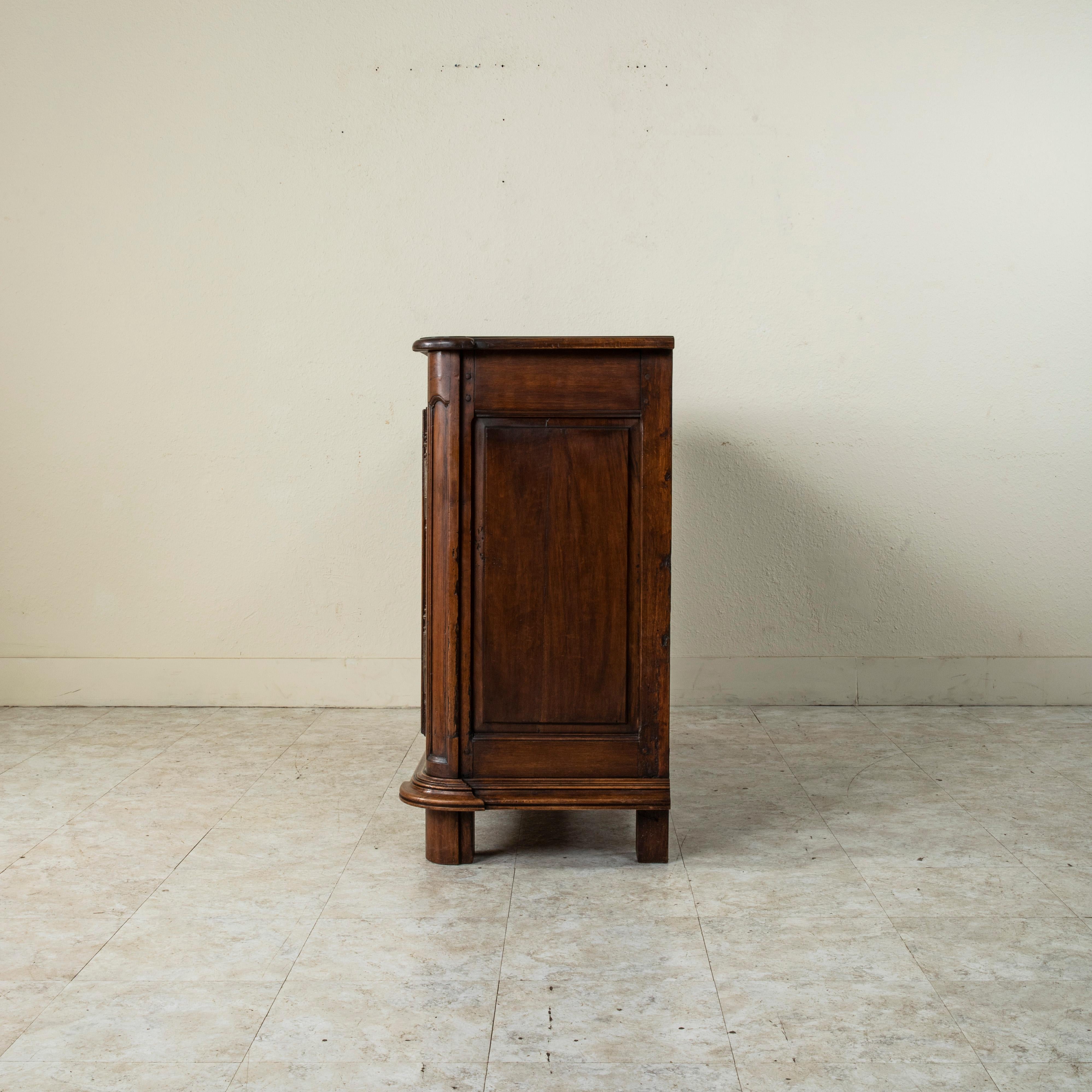 Late 18th Century French Louis XIV Style Walnut Buffet, Sideboard In Good Condition In Fayetteville, AR