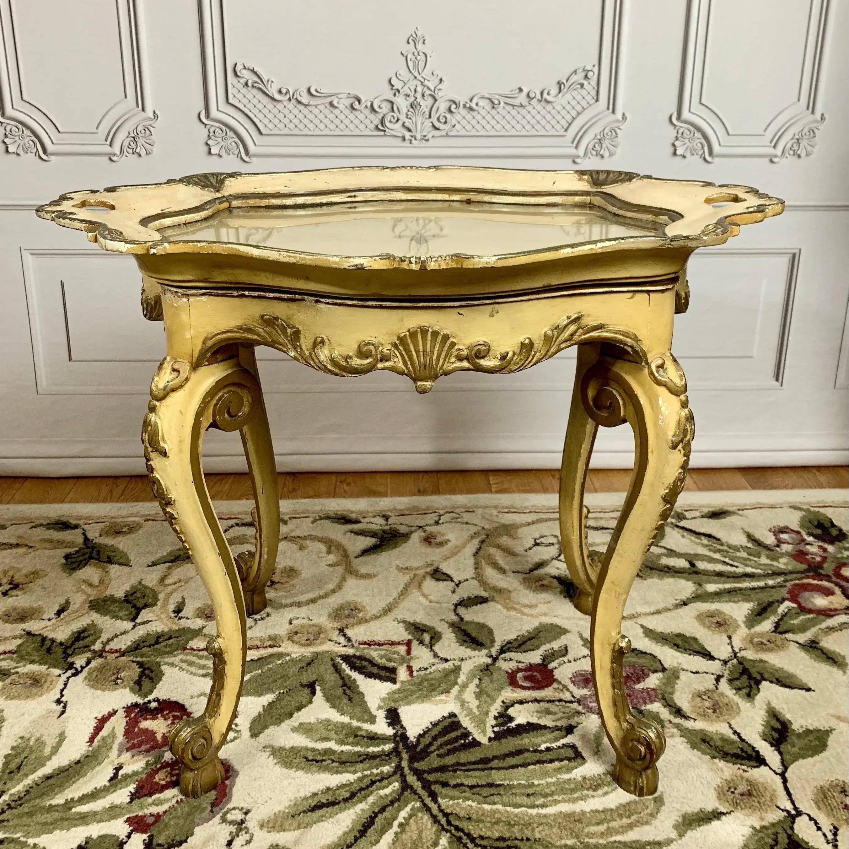 Mit diesem Tabletttisch im Louis XV-Rokoko-Stil verleihen Sie Ihrer Einrichtung einen Hauch von Eleganz der alten Welt. Hergestellt in Frankreich gegen Ende des 18. Jahrhunderts. Ein üppig dekorierter, leichter Akzenttisch, bei dessen Gestaltung die