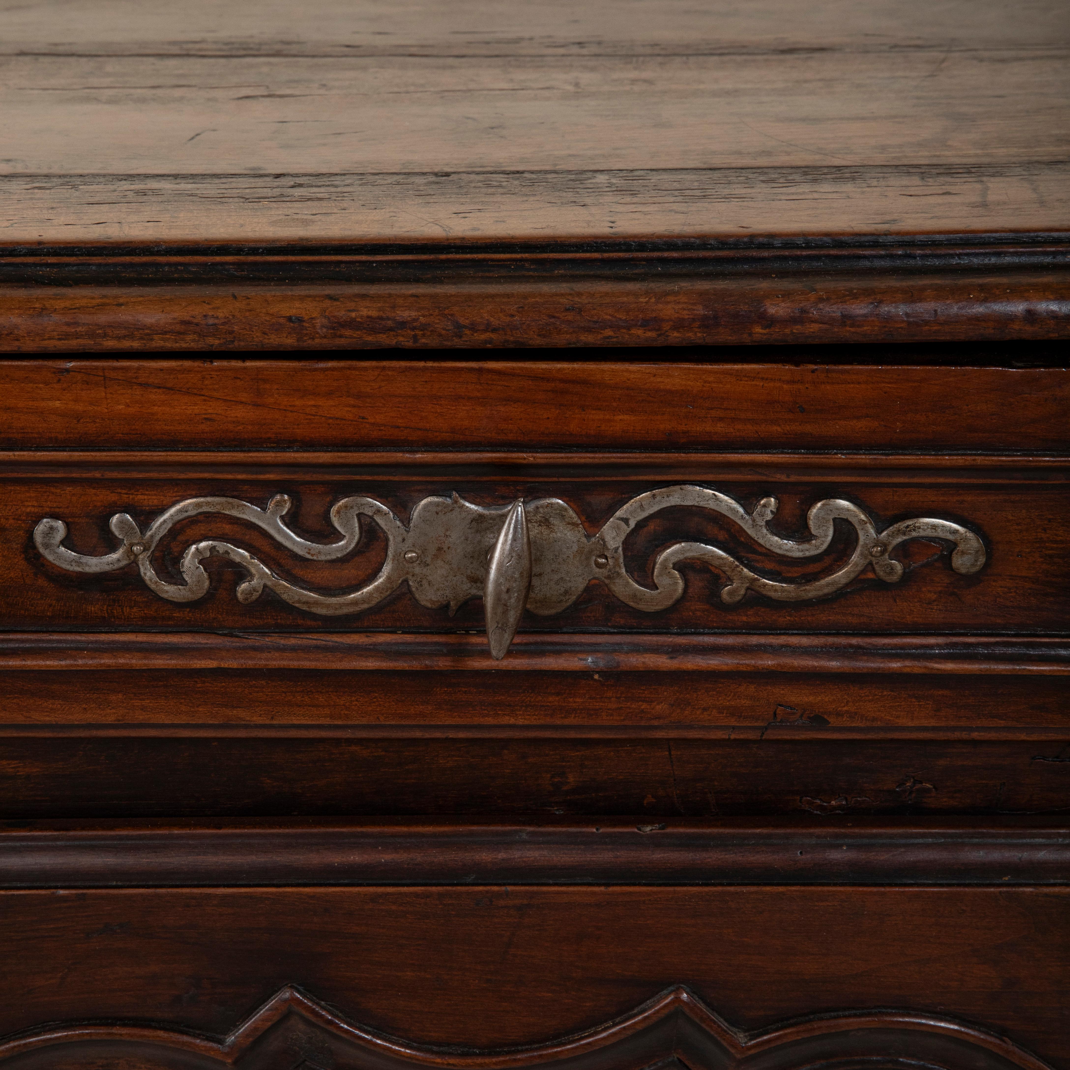 Late 18th Century French Louis XV Style Hand Carved Oak Enfilade or Sideboard For Sale 4