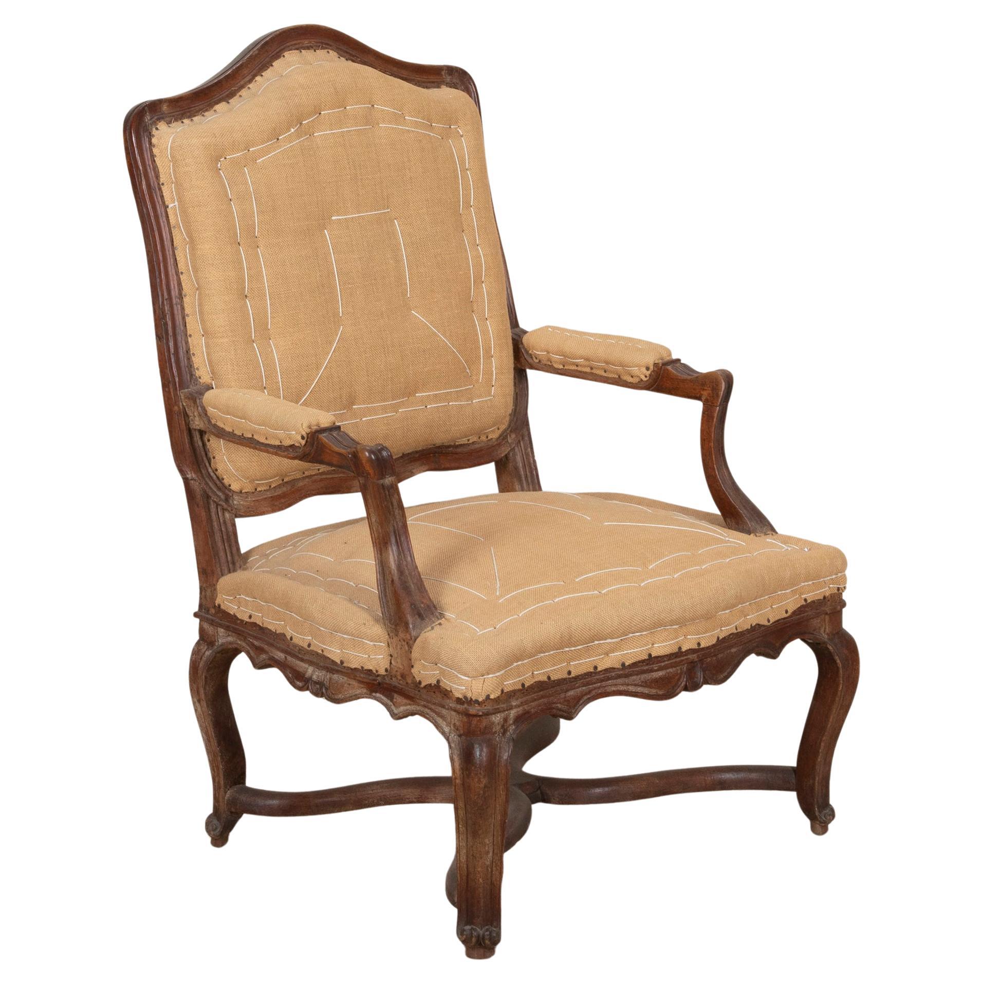 Fauteuil francés Luis XV de nogal de finales del siglo XVIII en venta