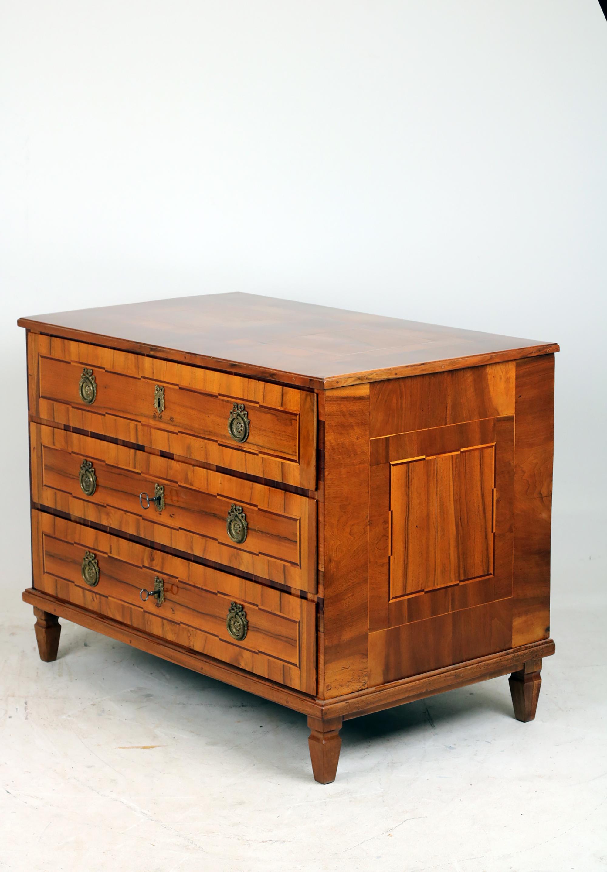 Commode francese Luigi XVI della fine del XVIII secolo In condizioni buone in vendita a Stahnsdorf, DE
