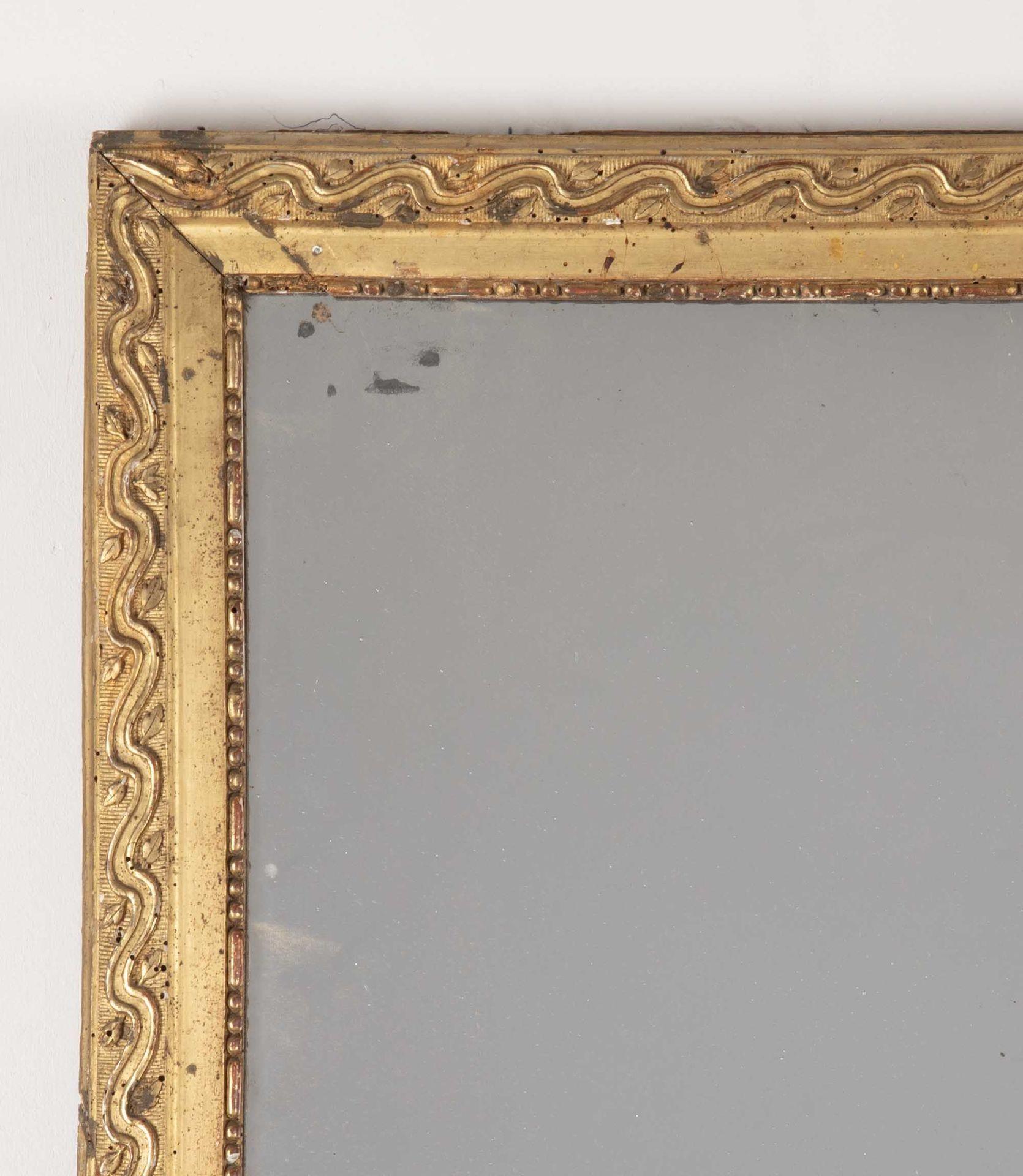 Francese Specchio in legno dorato francese Luigi XVI della fine del XVIII secolo in vendita