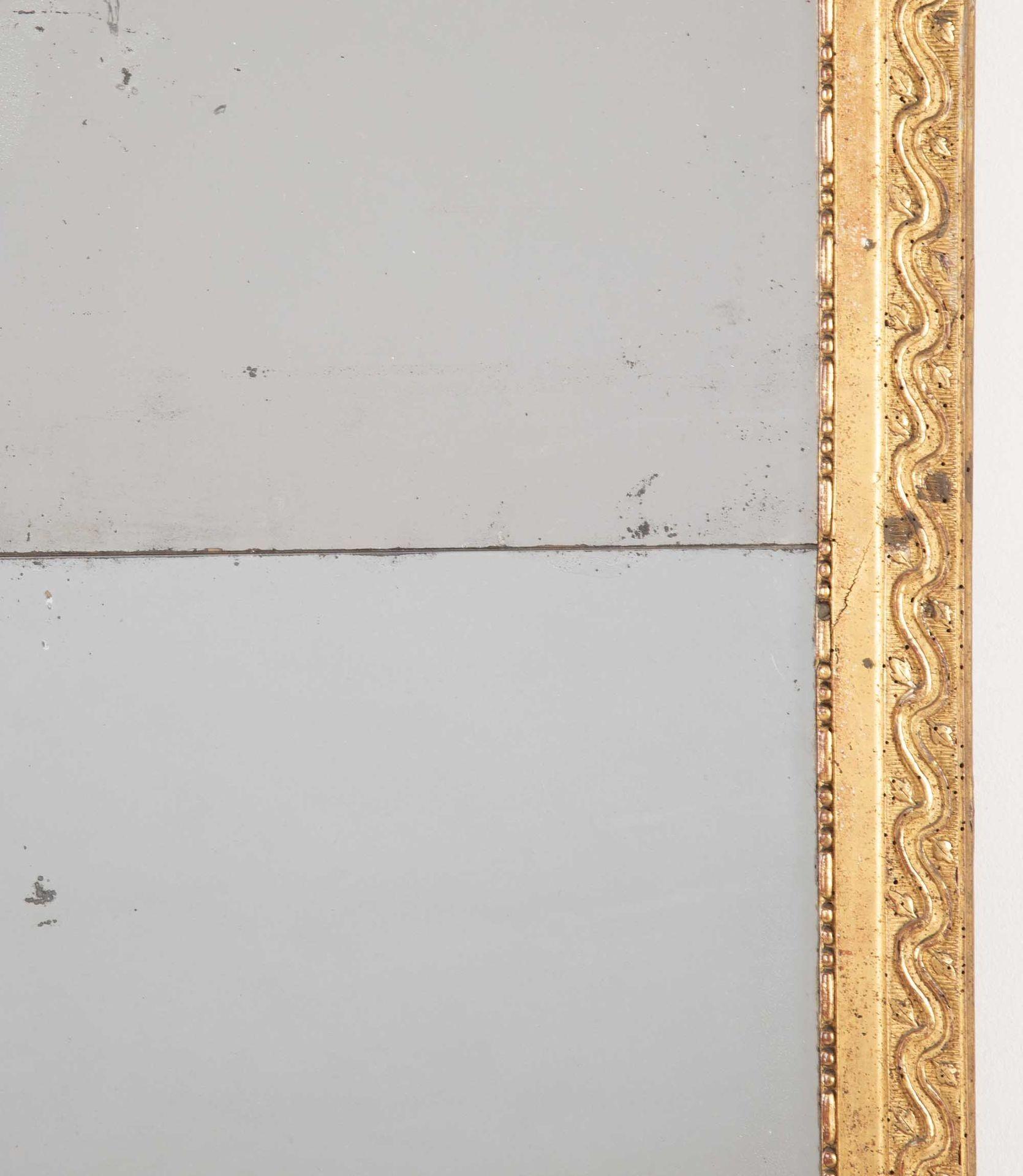 Specchio in legno dorato francese Luigi XVI della fine del XVIII secolo In condizioni buone in vendita a Gloucestershire, GB