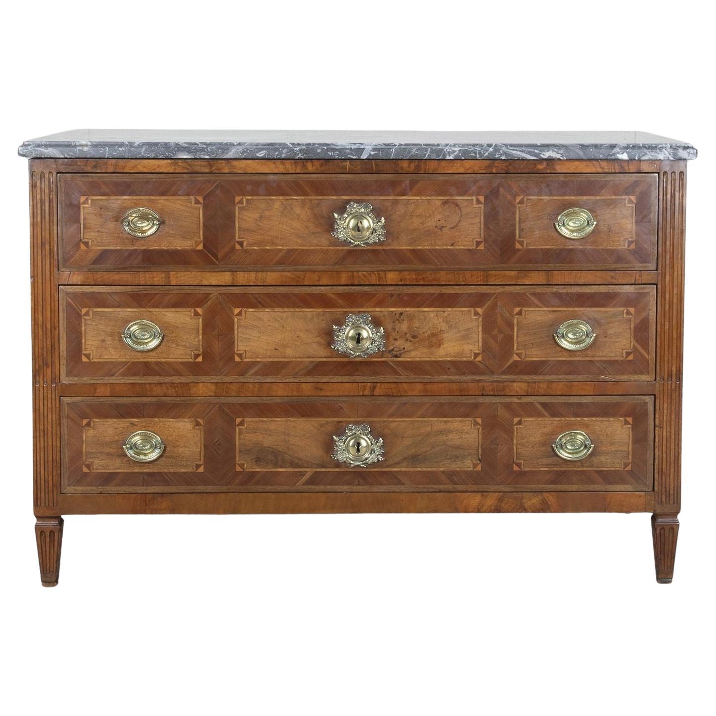 Cómoda francesa Luis XVI de finales del siglo XVIII con tapa de mármol y marquetería en venta