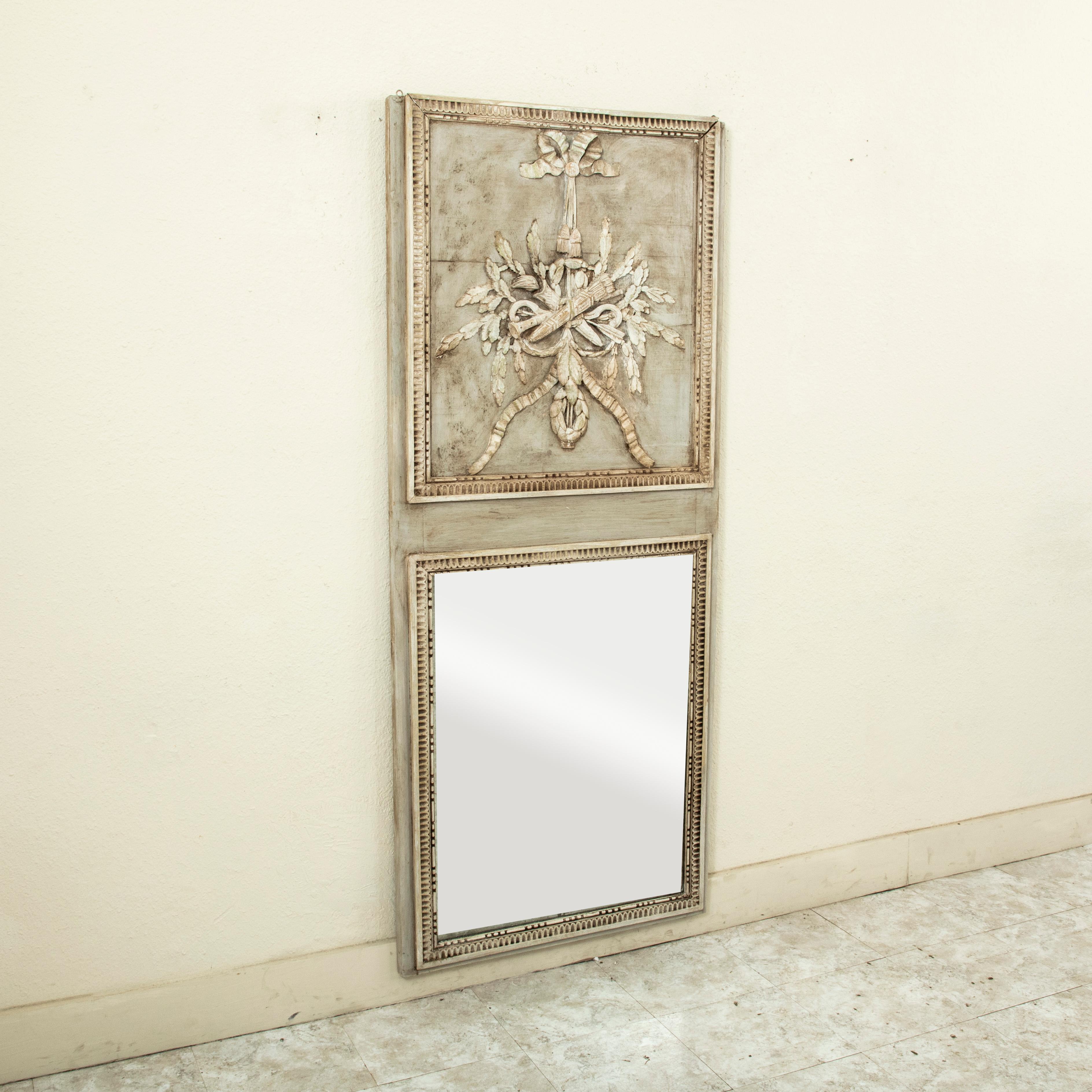 Peint Miroir Trumeau peint d'époque Louis XVI de la fin du XVIIIe siècle, miroir mural en vente
