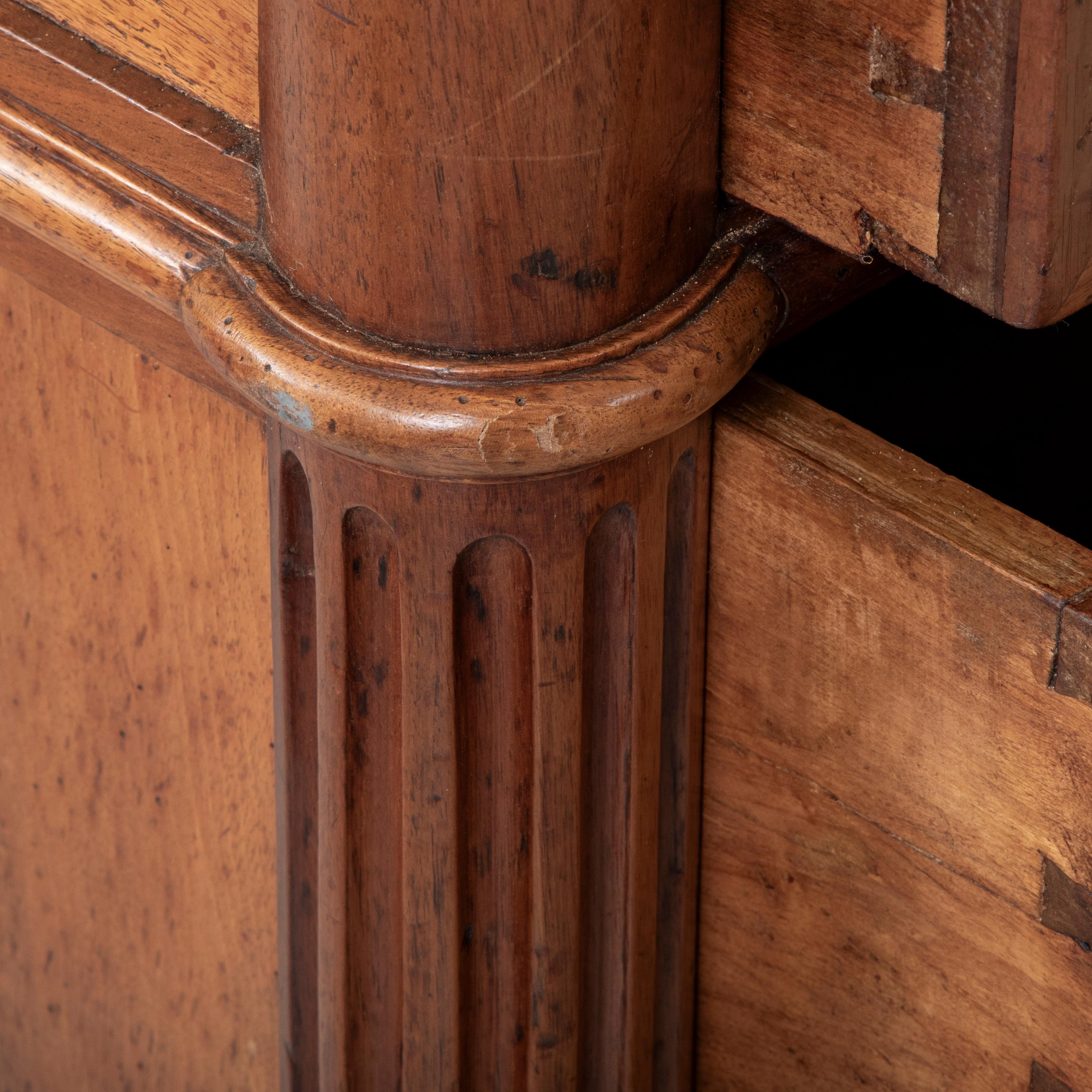 Commode in noce della fine del XVIII secolo, periodo Luigi XVI, cassapanca con piano in marmo in vendita 5