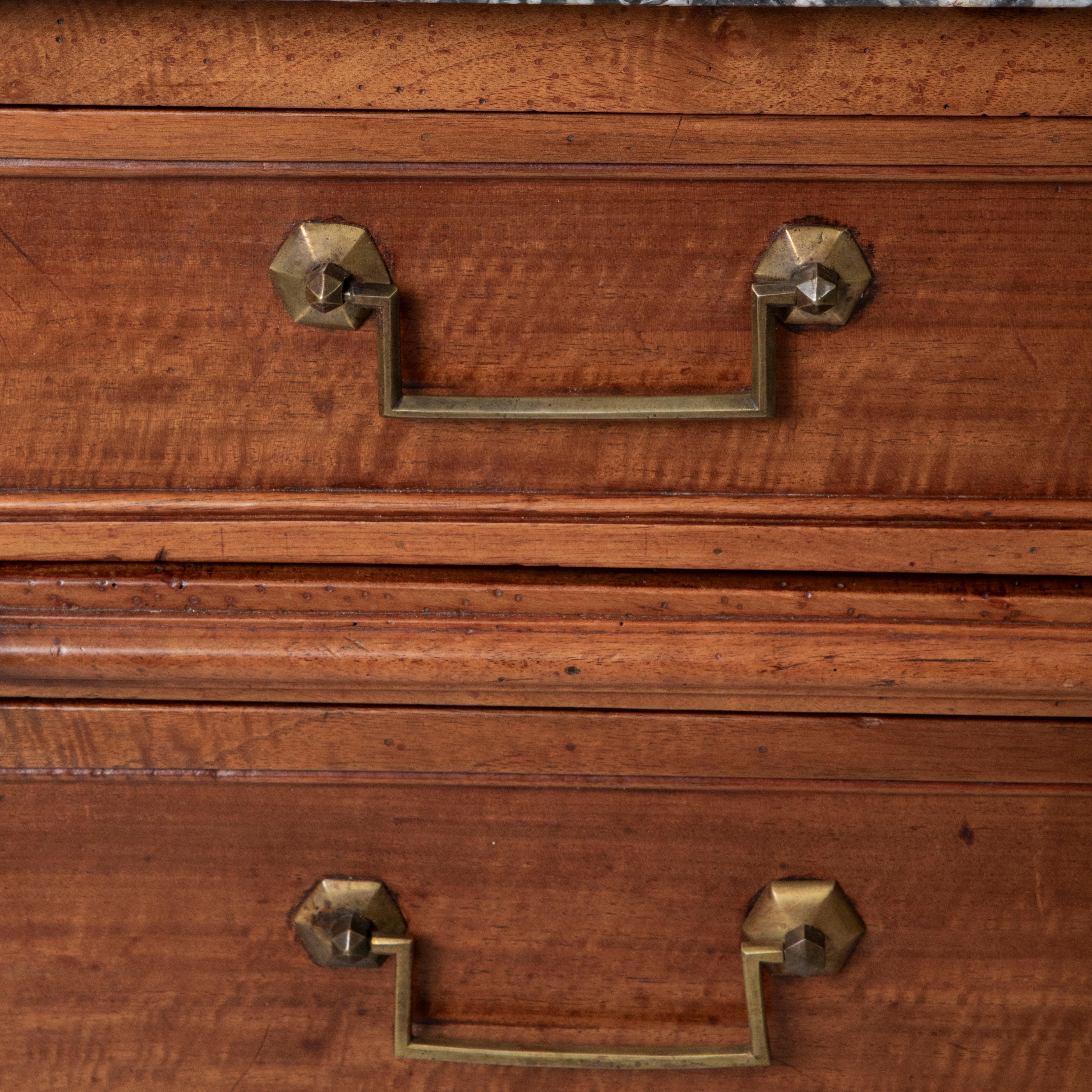 Commode in noce della fine del XVIII secolo, periodo Luigi XVI, cassapanca con piano in marmo in vendita 6