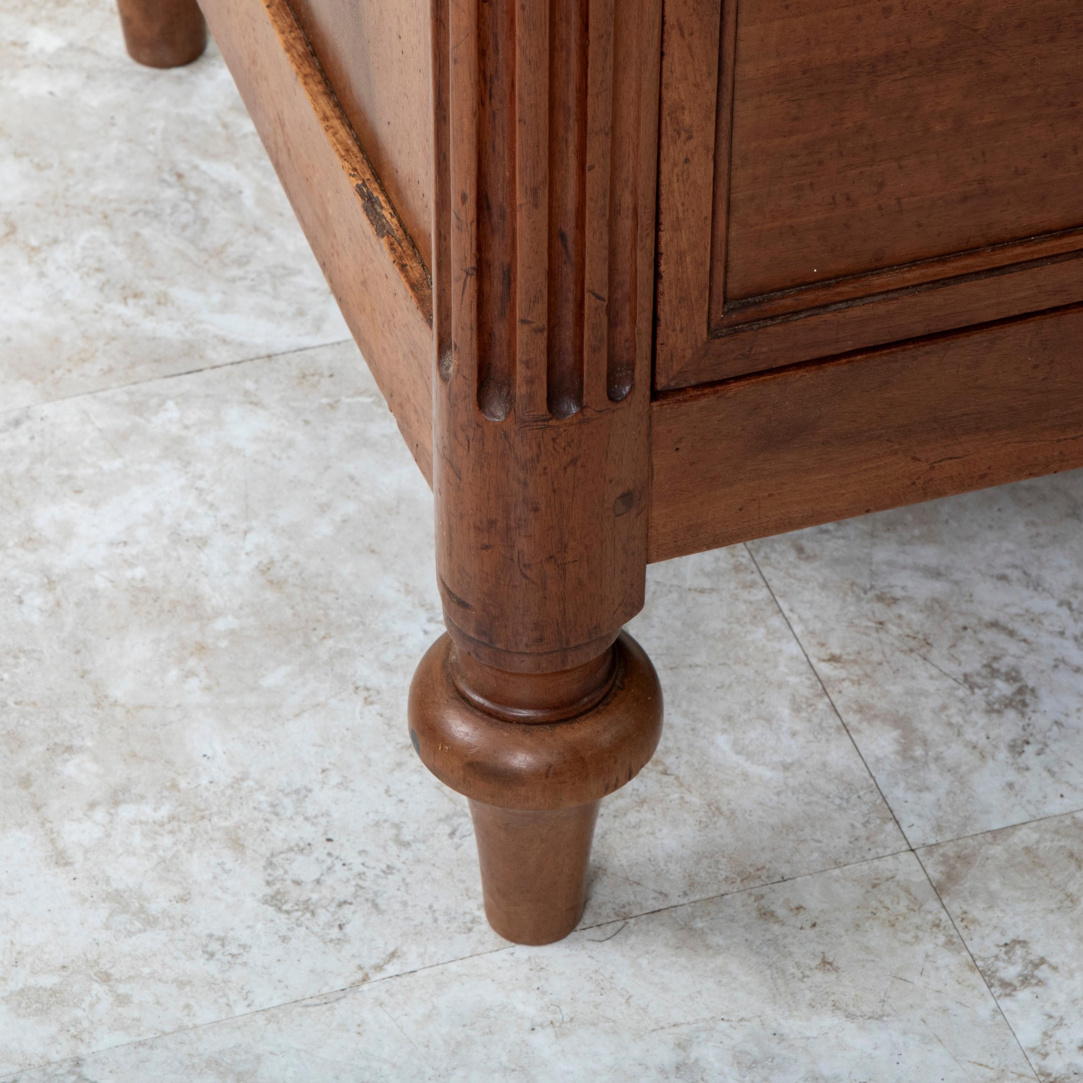 Commode in noce della fine del XVIII secolo, periodo Luigi XVI, cassapanca con piano in marmo in vendita 8
