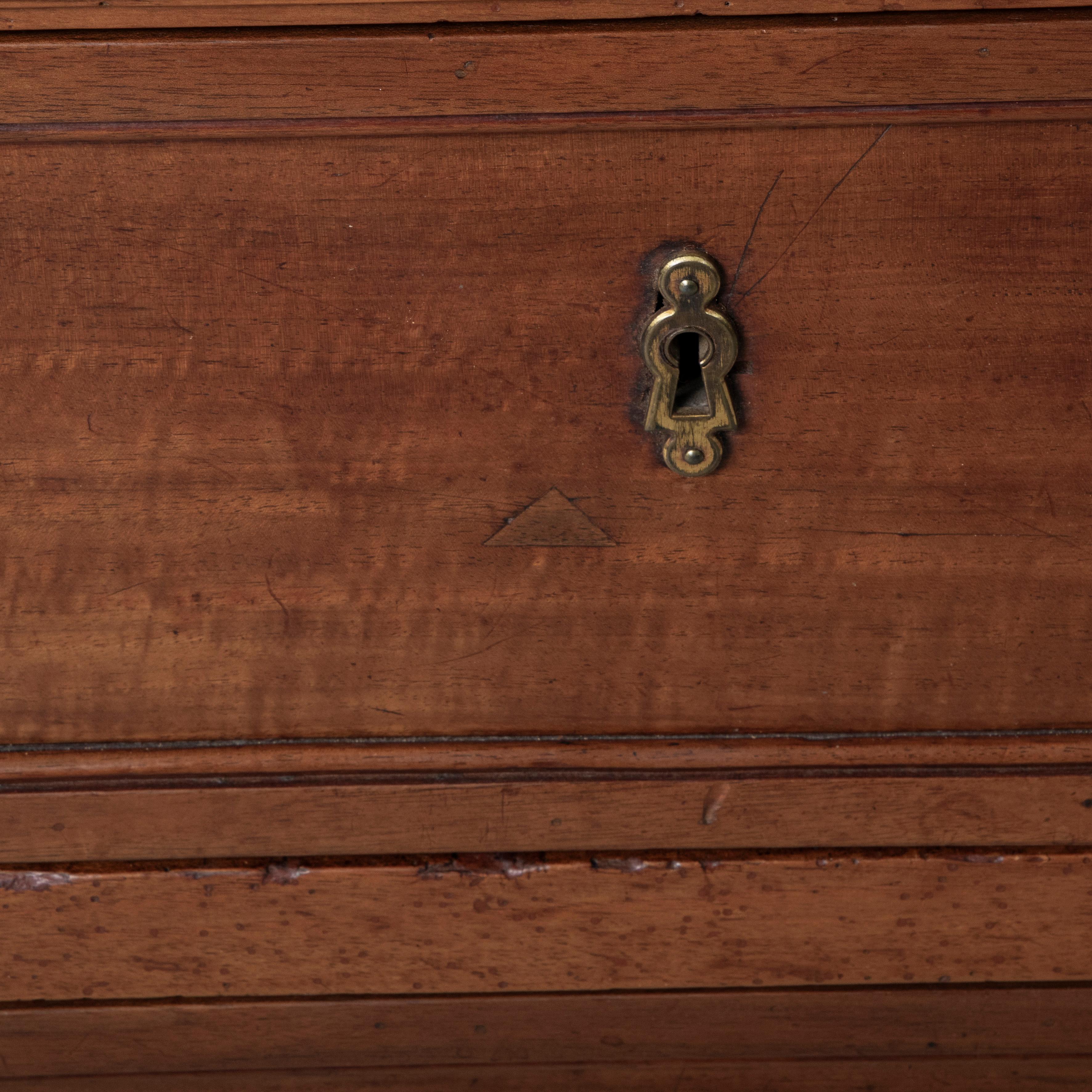 Commode in noce della fine del XVIII secolo, periodo Luigi XVI, cassapanca con piano in marmo in vendita 10