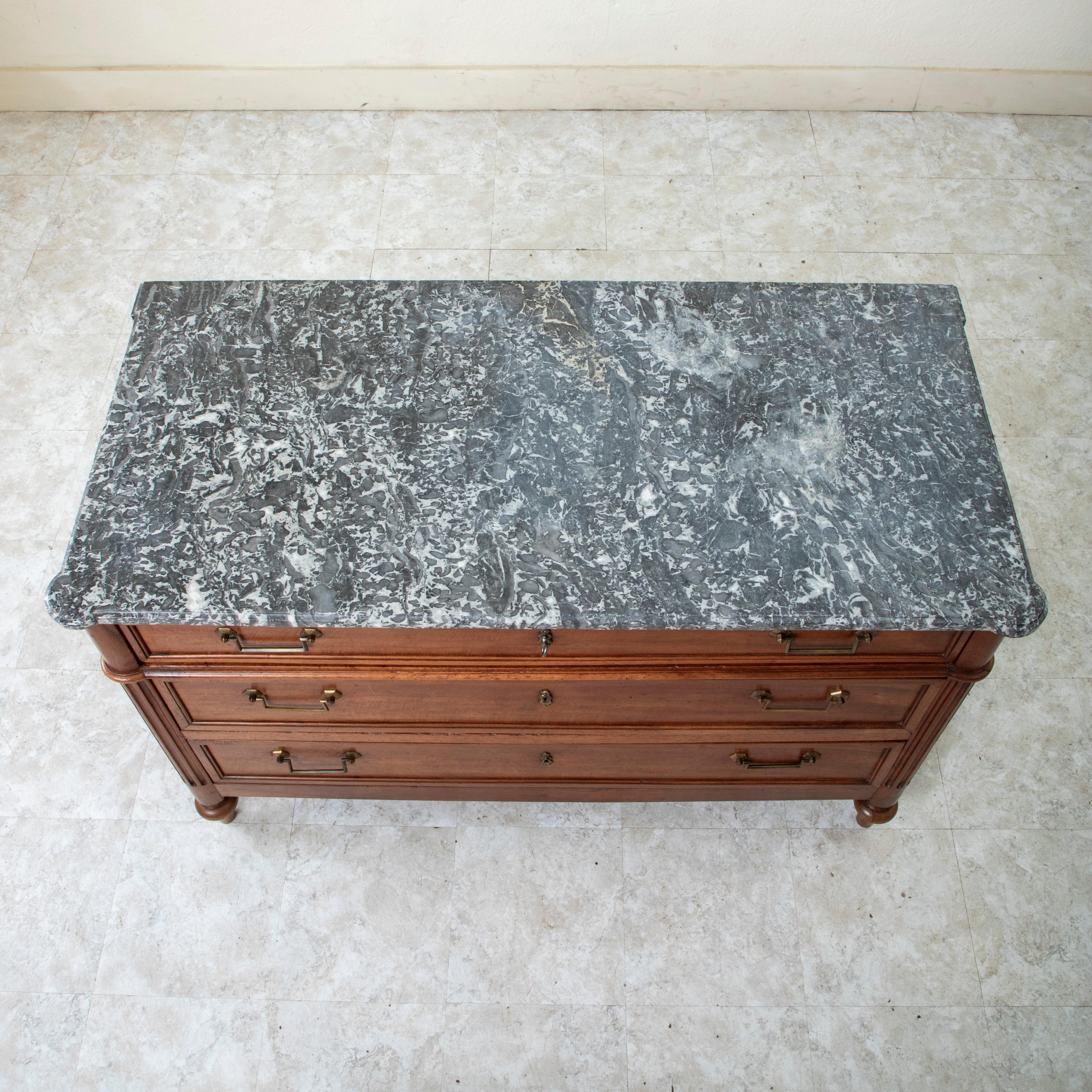 Commode in noce della fine del XVIII secolo, periodo Luigi XVI, cassapanca con piano in marmo in vendita 11