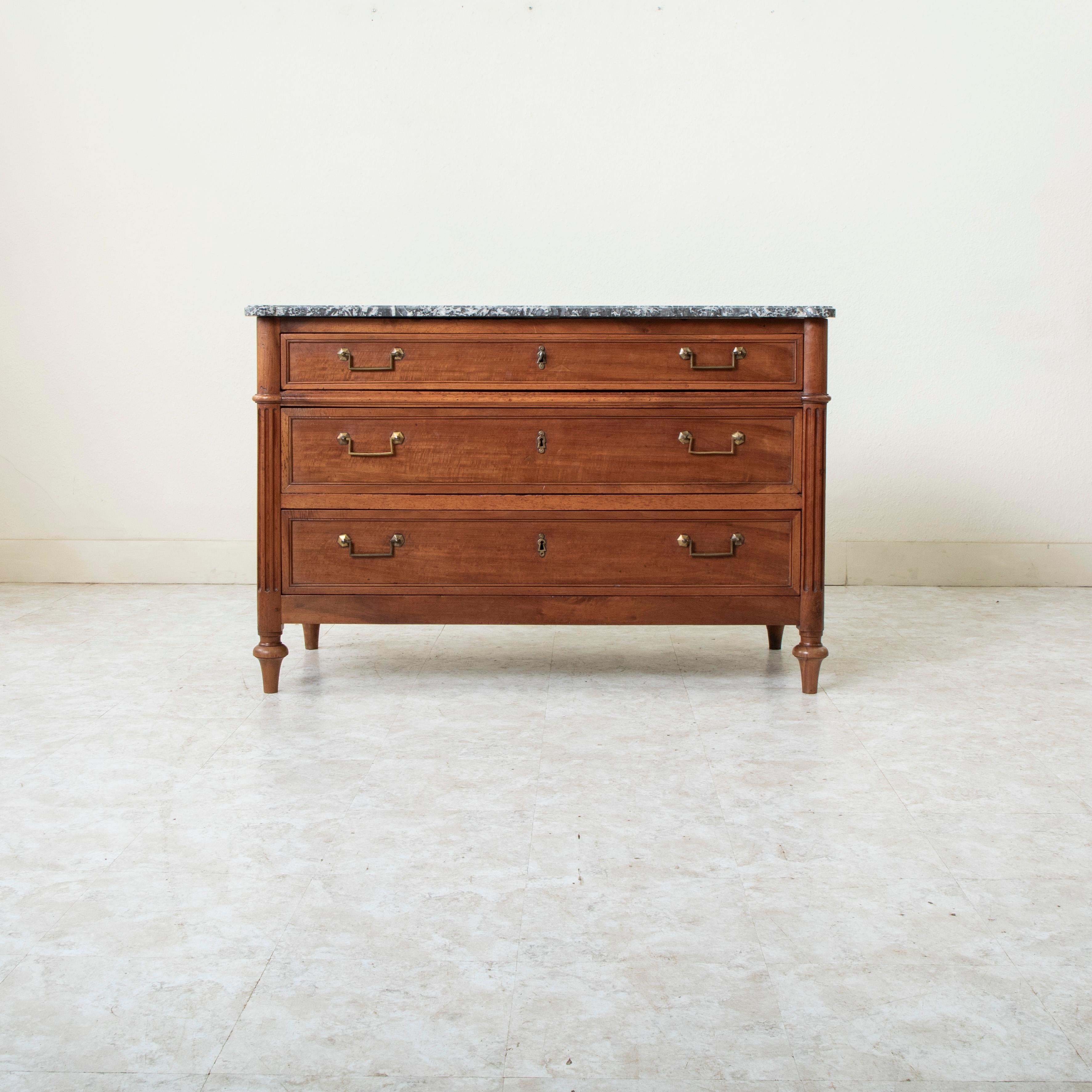 Francese Commode in noce della fine del XVIII secolo, periodo Luigi XVI, cassapanca con piano in marmo in vendita