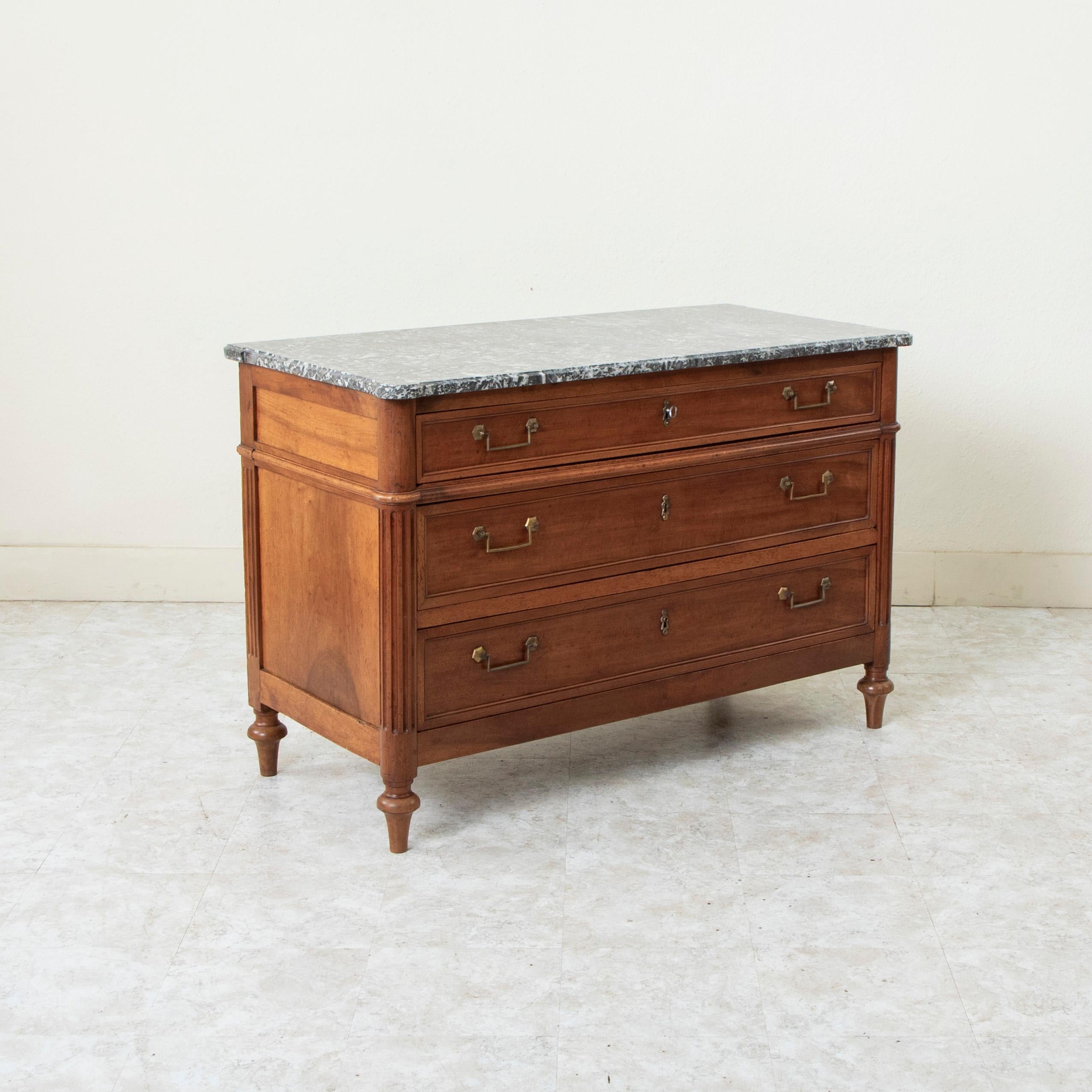 Commode in noce della fine del XVIII secolo, periodo Luigi XVI, cassapanca con piano in marmo In condizioni buone in vendita a Fayetteville, AR