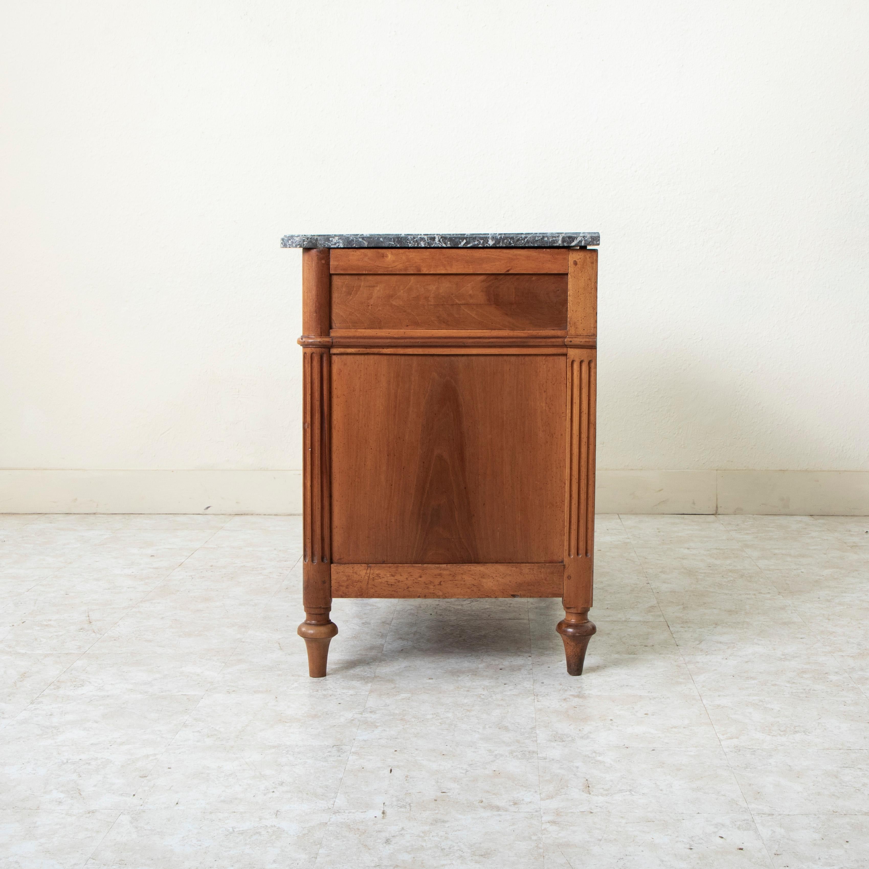 Bronzo Commode in noce della fine del XVIII secolo, periodo Luigi XVI, cassapanca con piano in marmo in vendita