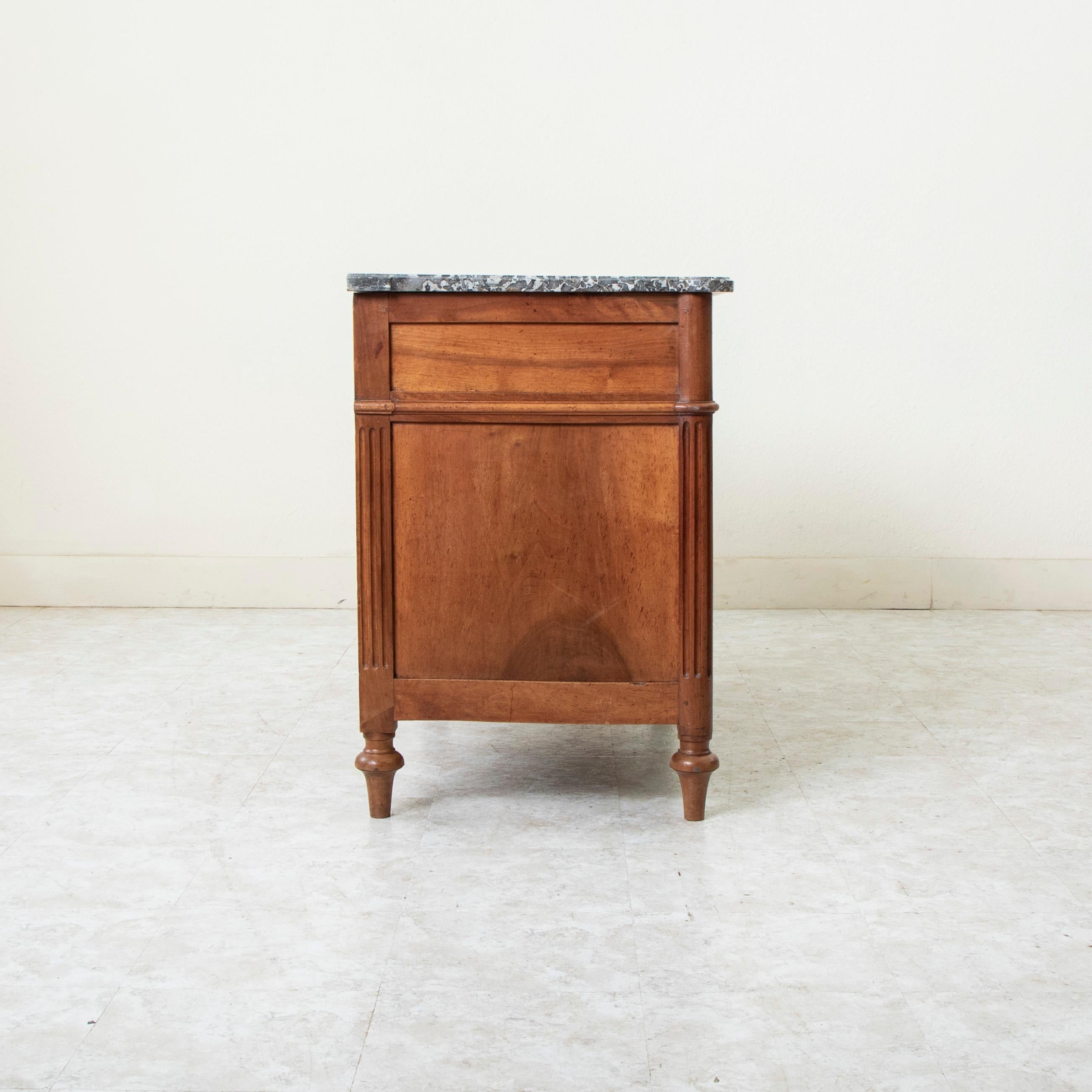 Commode in noce della fine del XVIII secolo, periodo Luigi XVI, cassapanca con piano in marmo in vendita 2