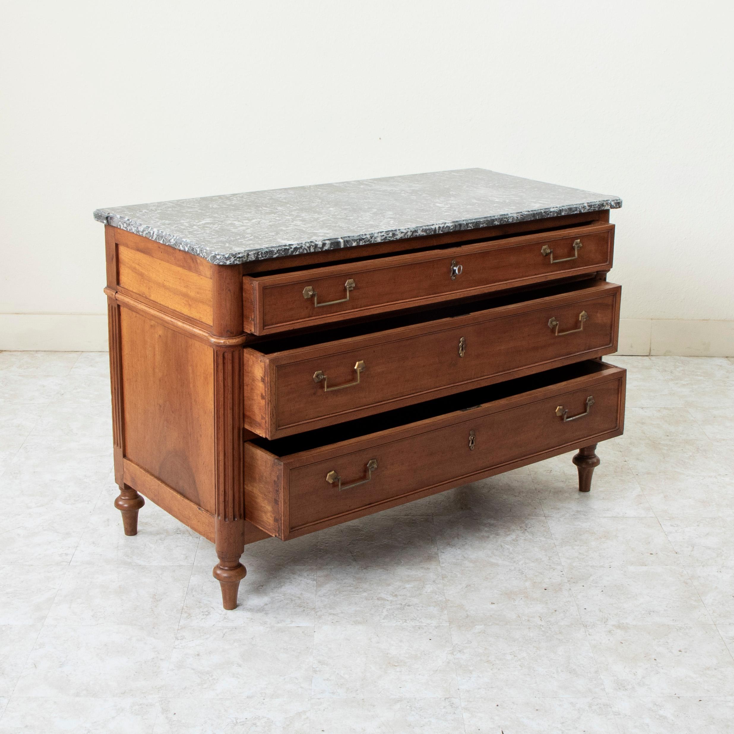Commode in noce della fine del XVIII secolo, periodo Luigi XVI, cassapanca con piano in marmo in vendita 3
