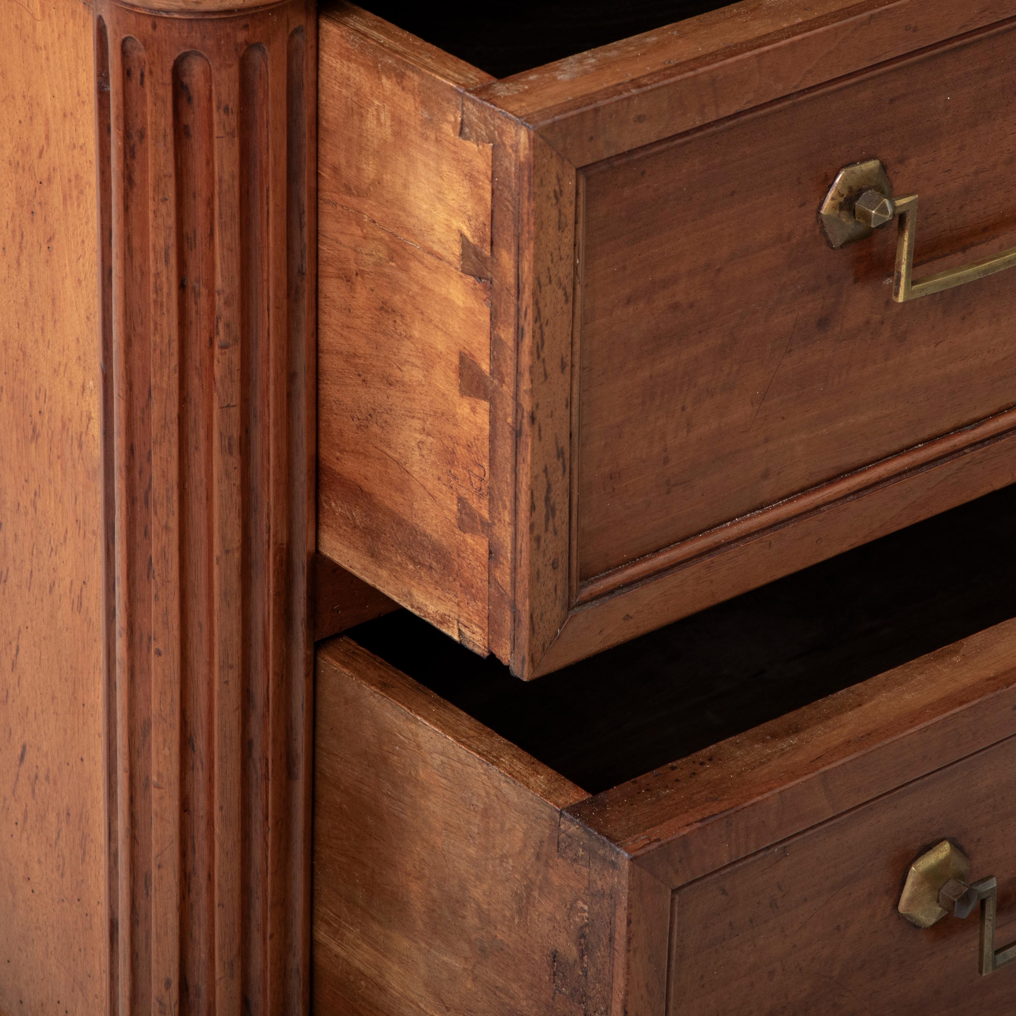 Commode in noce della fine del XVIII secolo, periodo Luigi XVI, cassapanca con piano in marmo in vendita 4