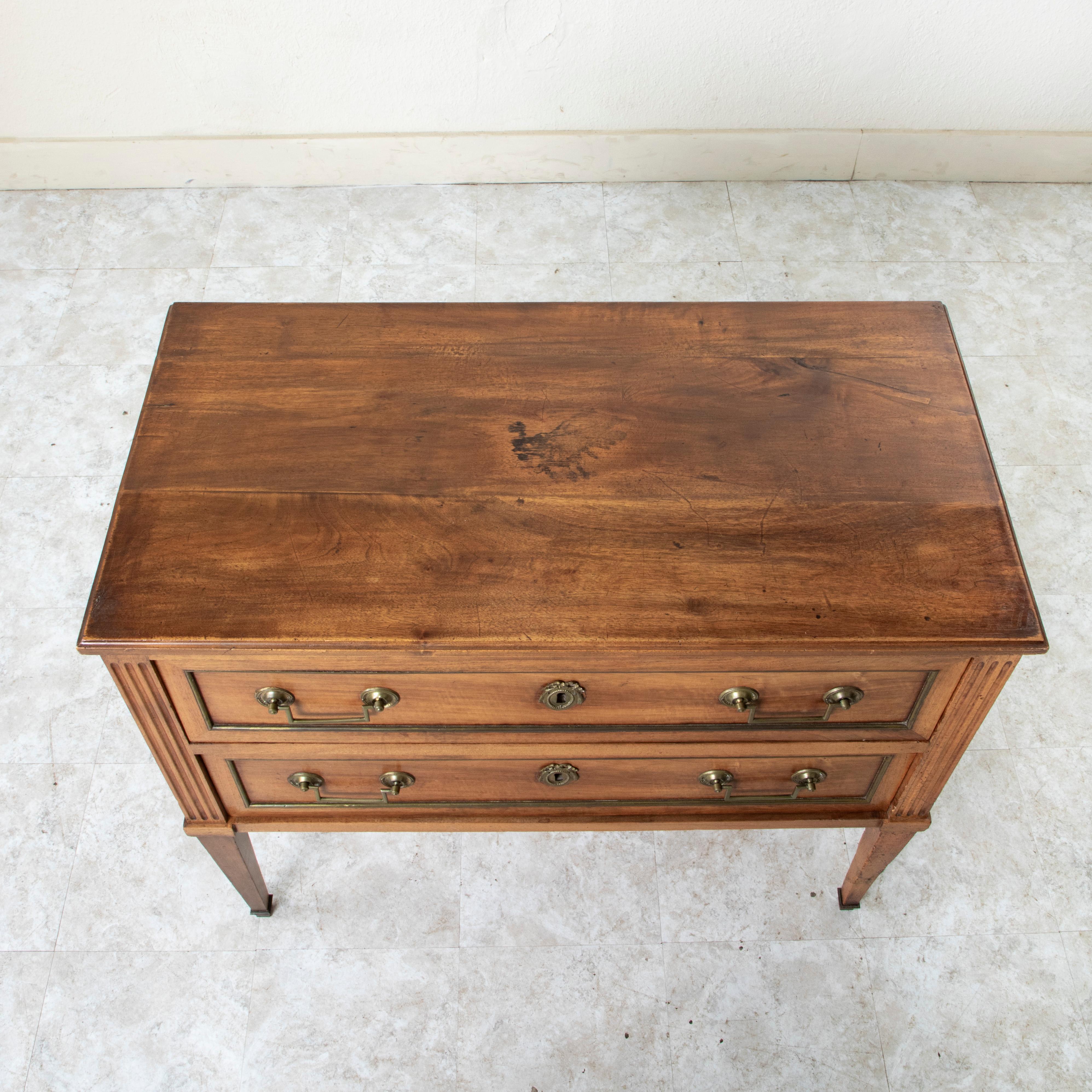 Cassapanca sauteuse in legno di noce del periodo Luigi XVI della fine del XVIII secolo, comodino in vendita 5