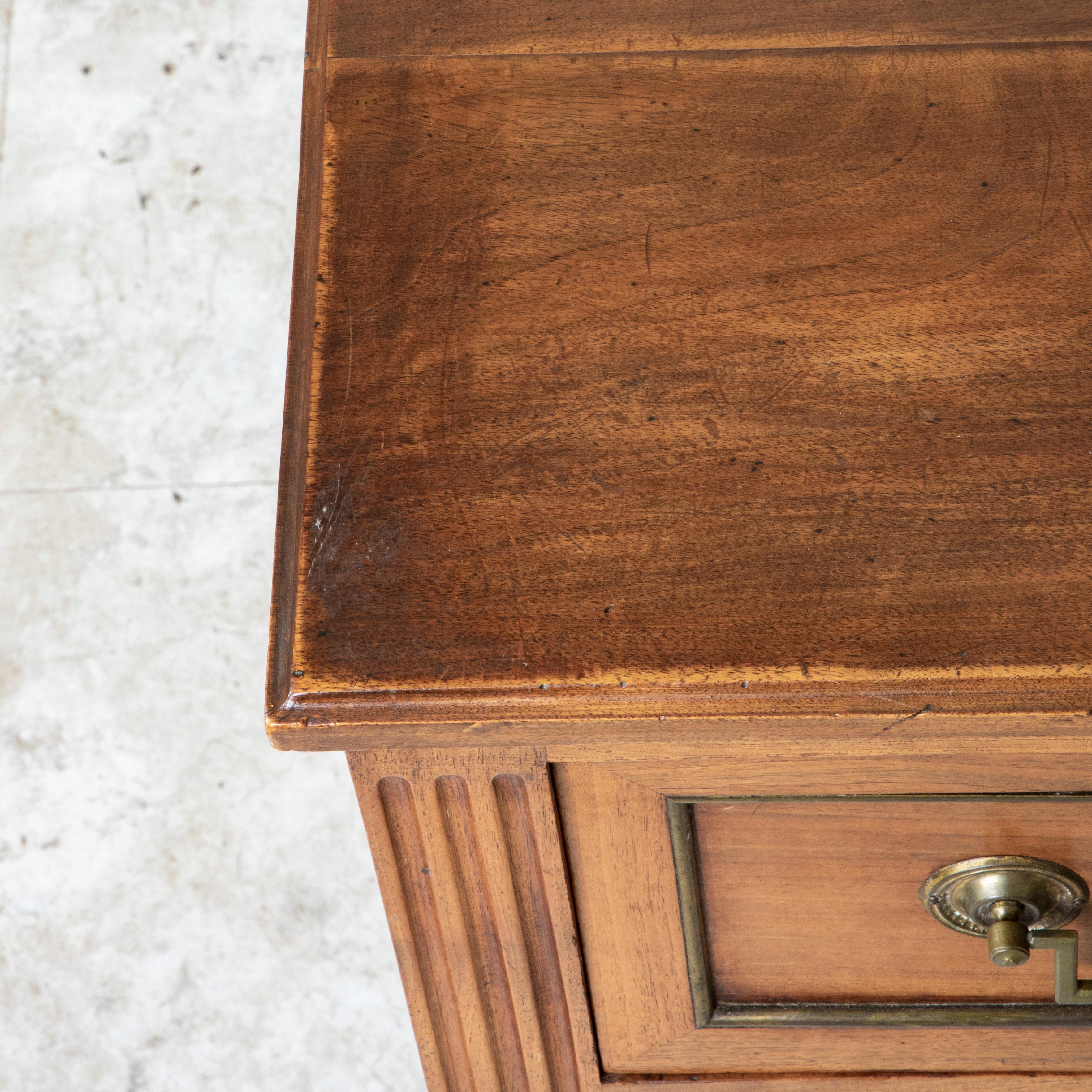 Cassapanca sauteuse in legno di noce del periodo Luigi XVI della fine del XVIII secolo, comodino in vendita 6