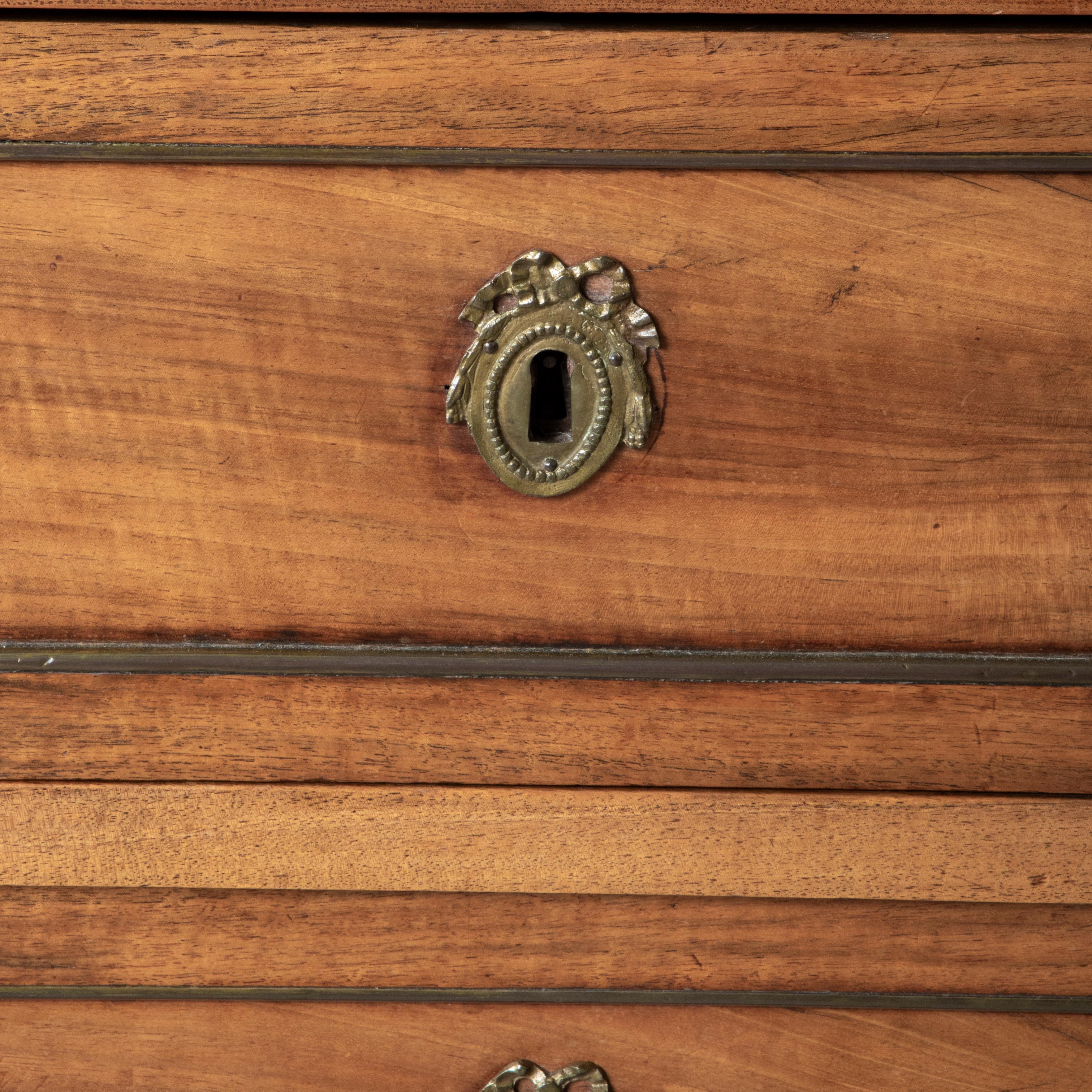Cassapanca sauteuse in legno di noce del periodo Luigi XVI della fine del XVIII secolo, comodino in vendita 9