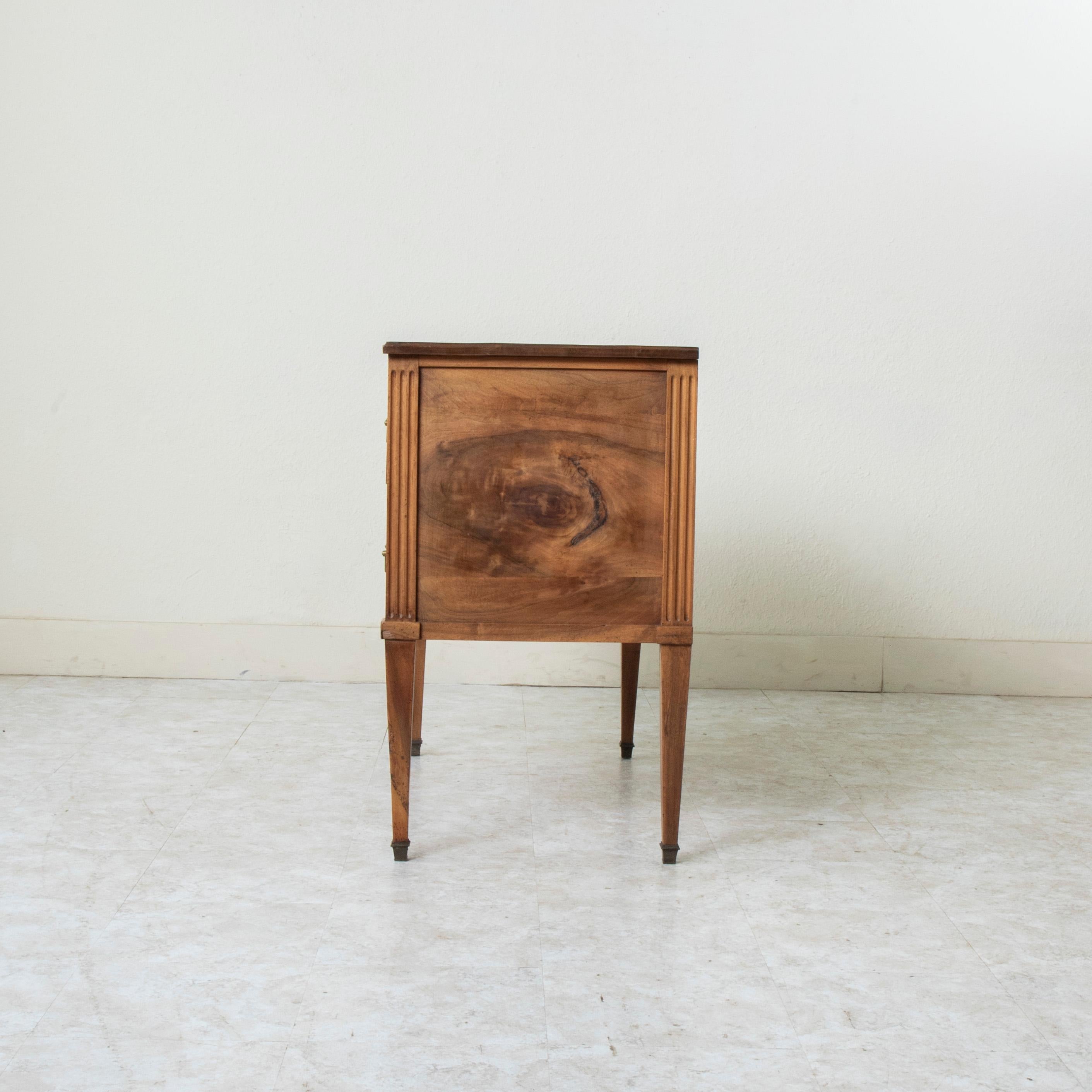 Cassapanca sauteuse in legno di noce del periodo Luigi XVI della fine del XVIII secolo, comodino In condizioni buone in vendita a Fayetteville, AR