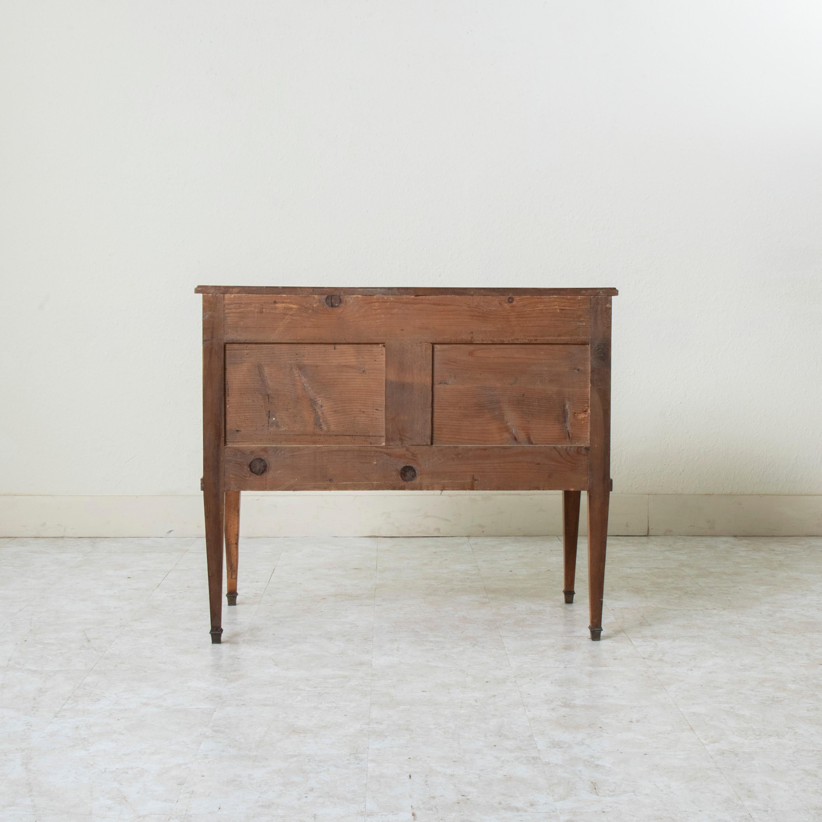 Bronzo Cassapanca sauteuse in legno di noce del periodo Luigi XVI della fine del XVIII secolo, comodino in vendita