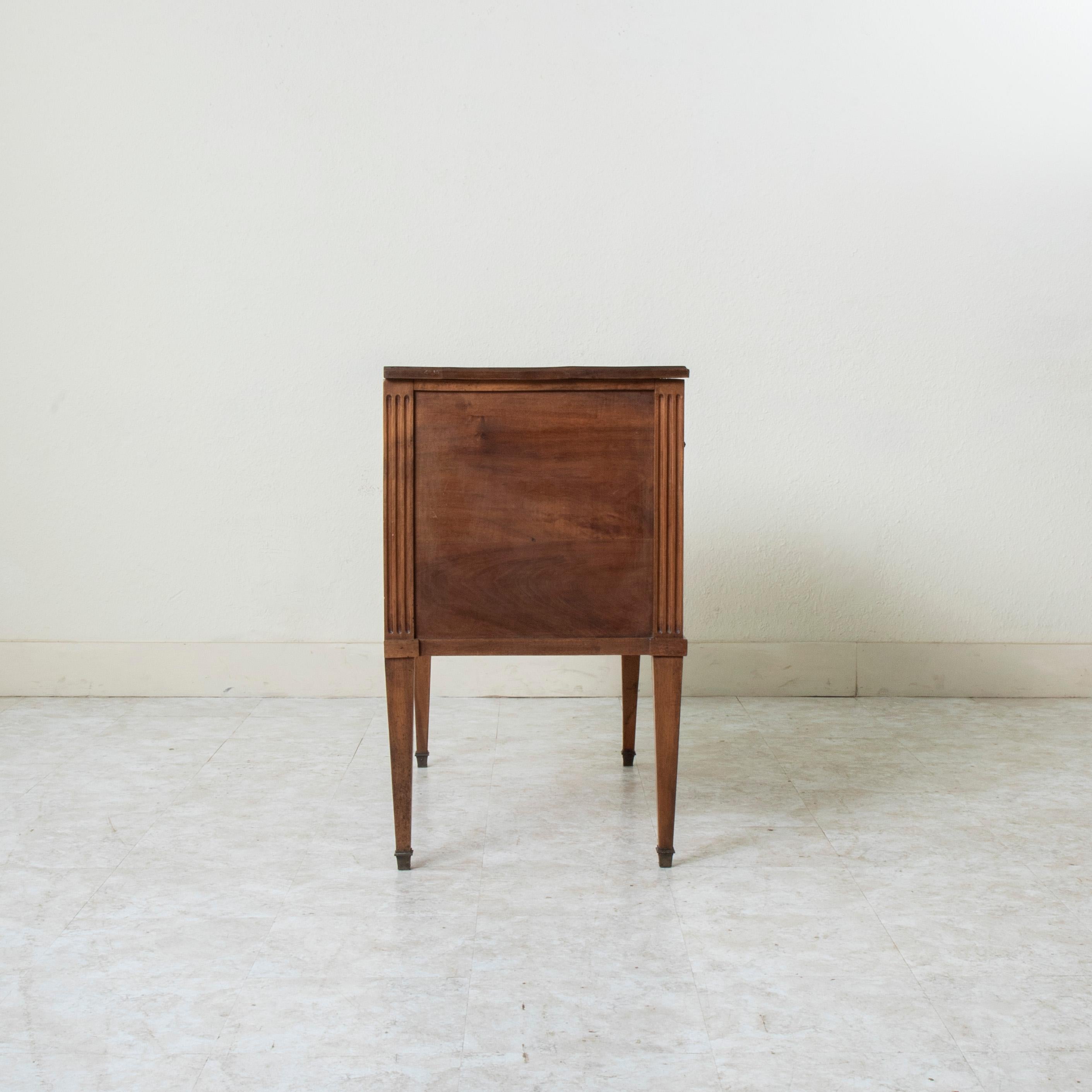Cassapanca sauteuse in legno di noce del periodo Luigi XVI della fine del XVIII secolo, comodino in vendita 1