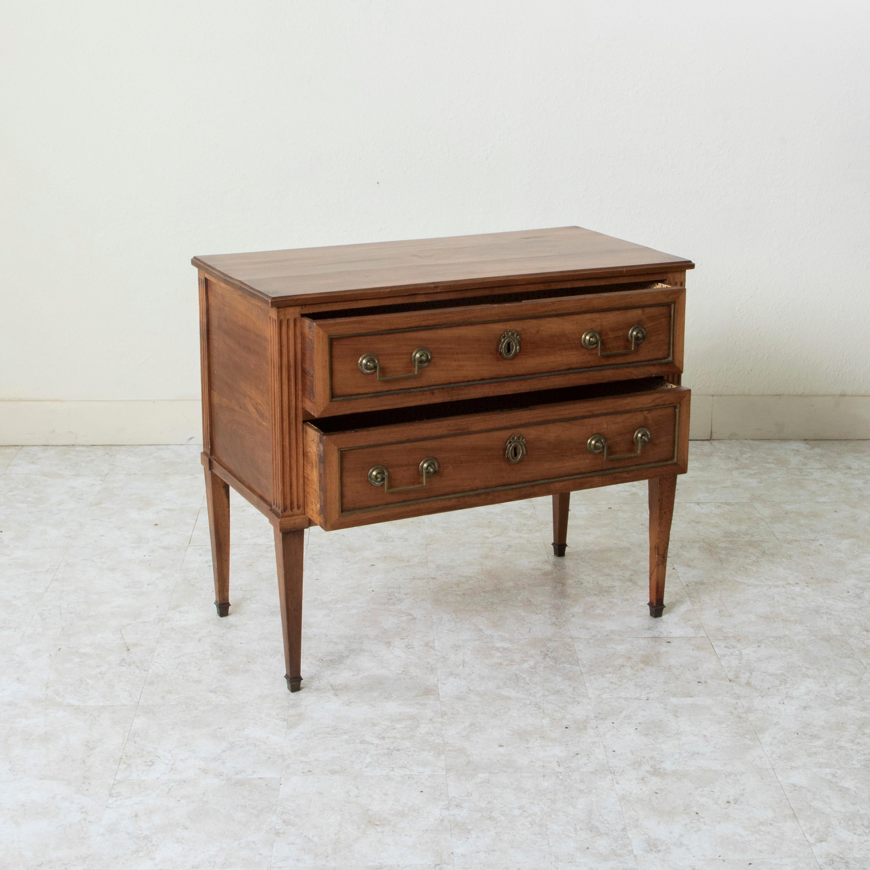 Cassapanca sauteuse in legno di noce del periodo Luigi XVI della fine del XVIII secolo, comodino in vendita 2