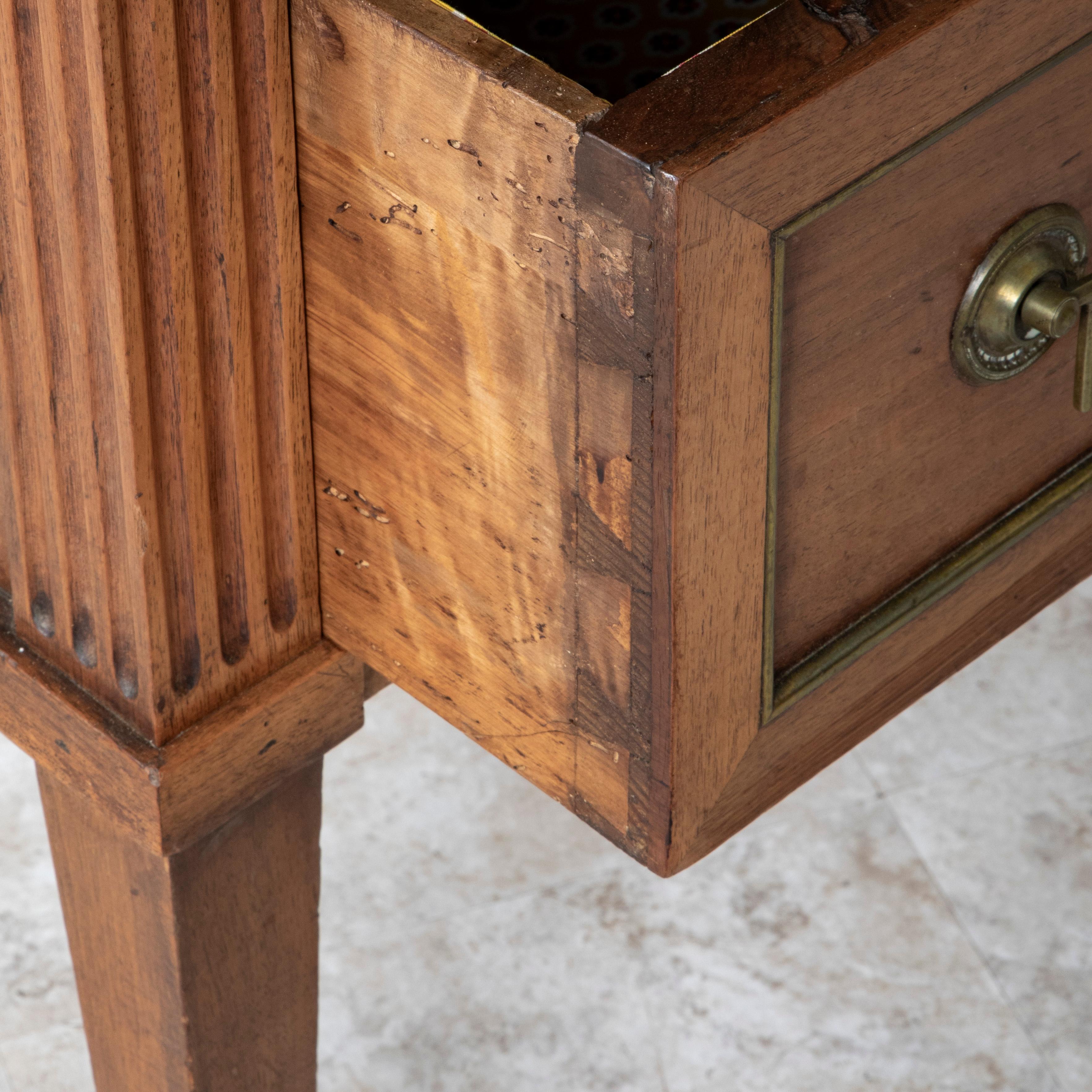 Cassapanca sauteuse in legno di noce del periodo Luigi XVI della fine del XVIII secolo, comodino in vendita 3