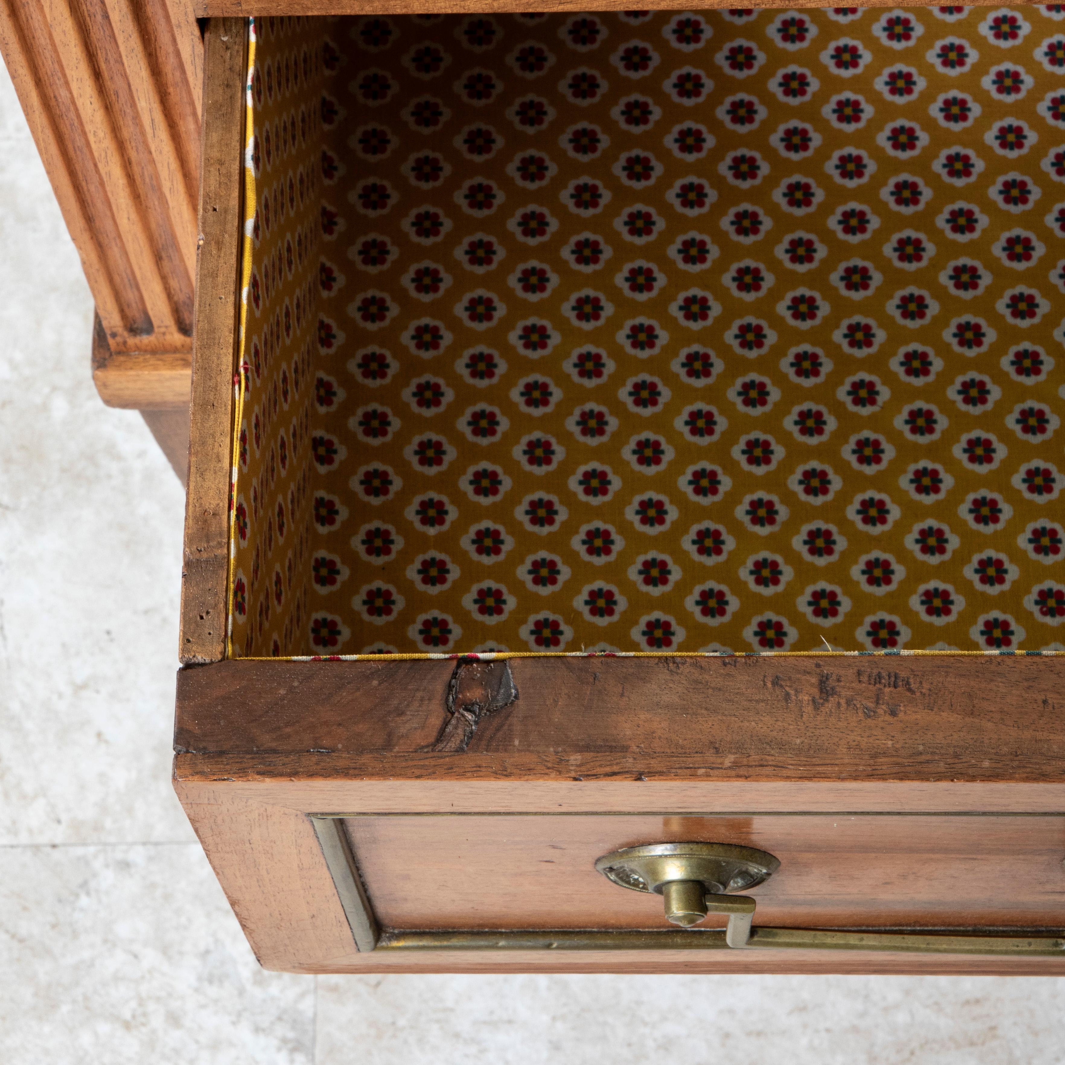 Cassapanca sauteuse in legno di noce del periodo Luigi XVI della fine del XVIII secolo, comodino in vendita 4