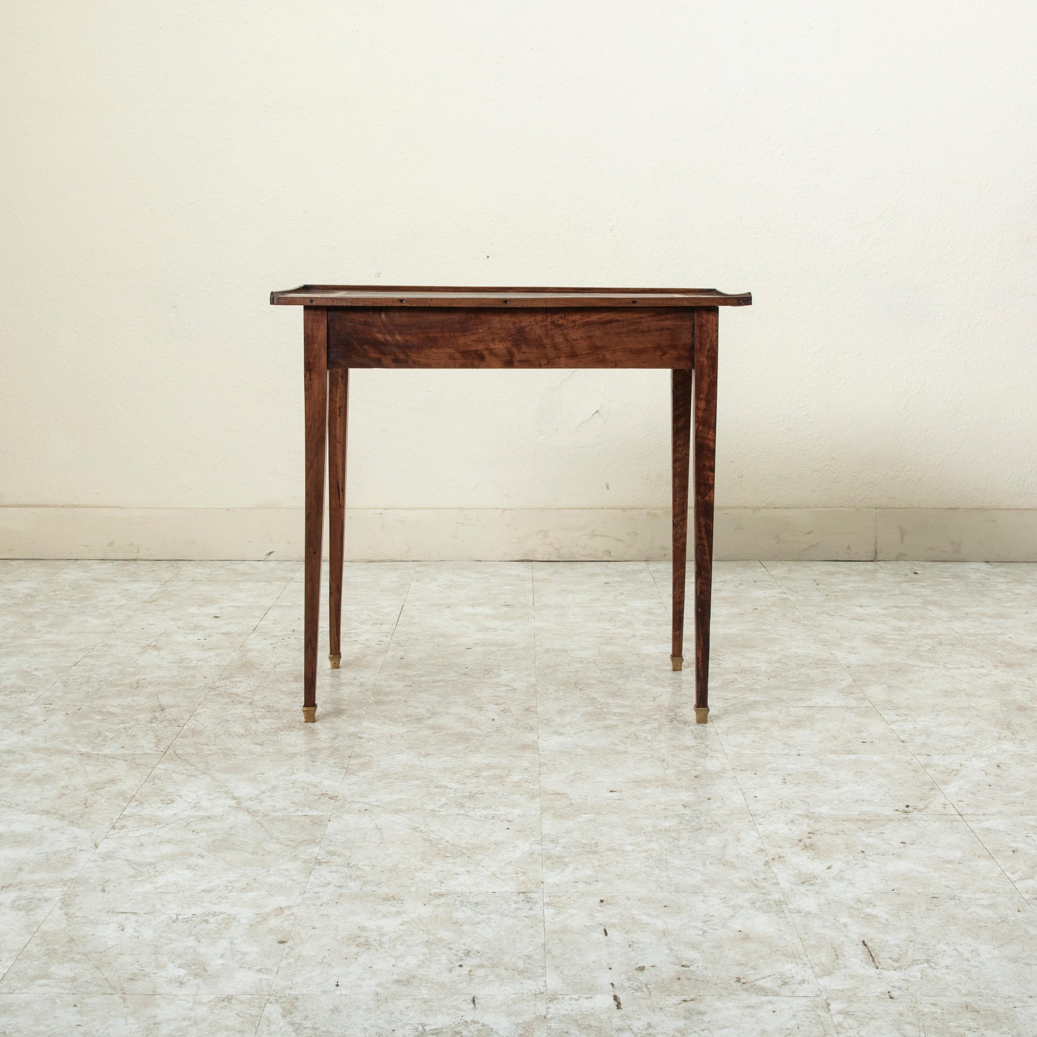 Französischer Louis-XVI-Schreibtisch aus Nussbaum mit Lederplatte, Ende 18. (Louis XVI.) im Angebot