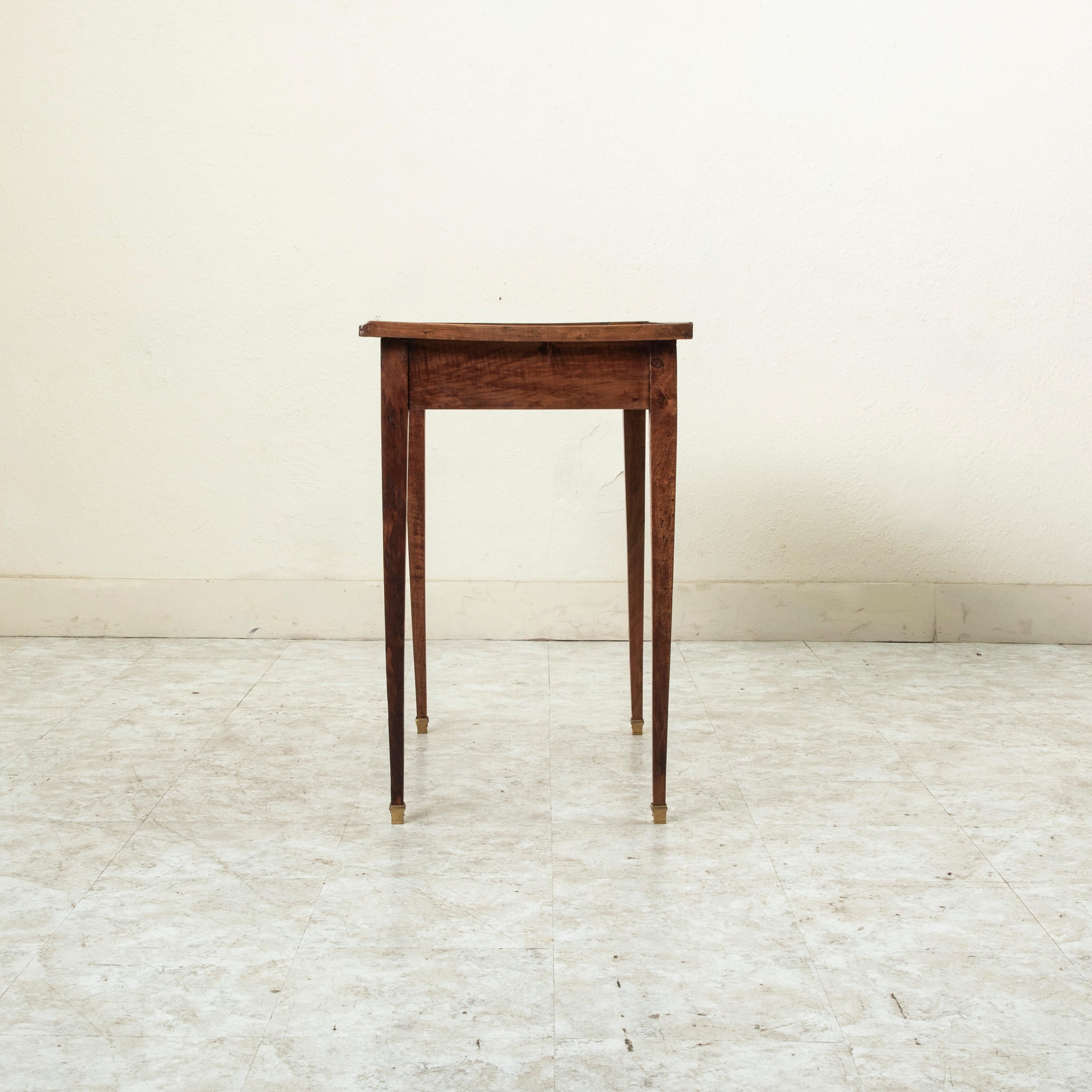 Französischer Louis-XVI-Schreibtisch aus Nussbaum mit Lederplatte, Ende 18. im Zustand „Gut“ im Angebot in Fayetteville, AR