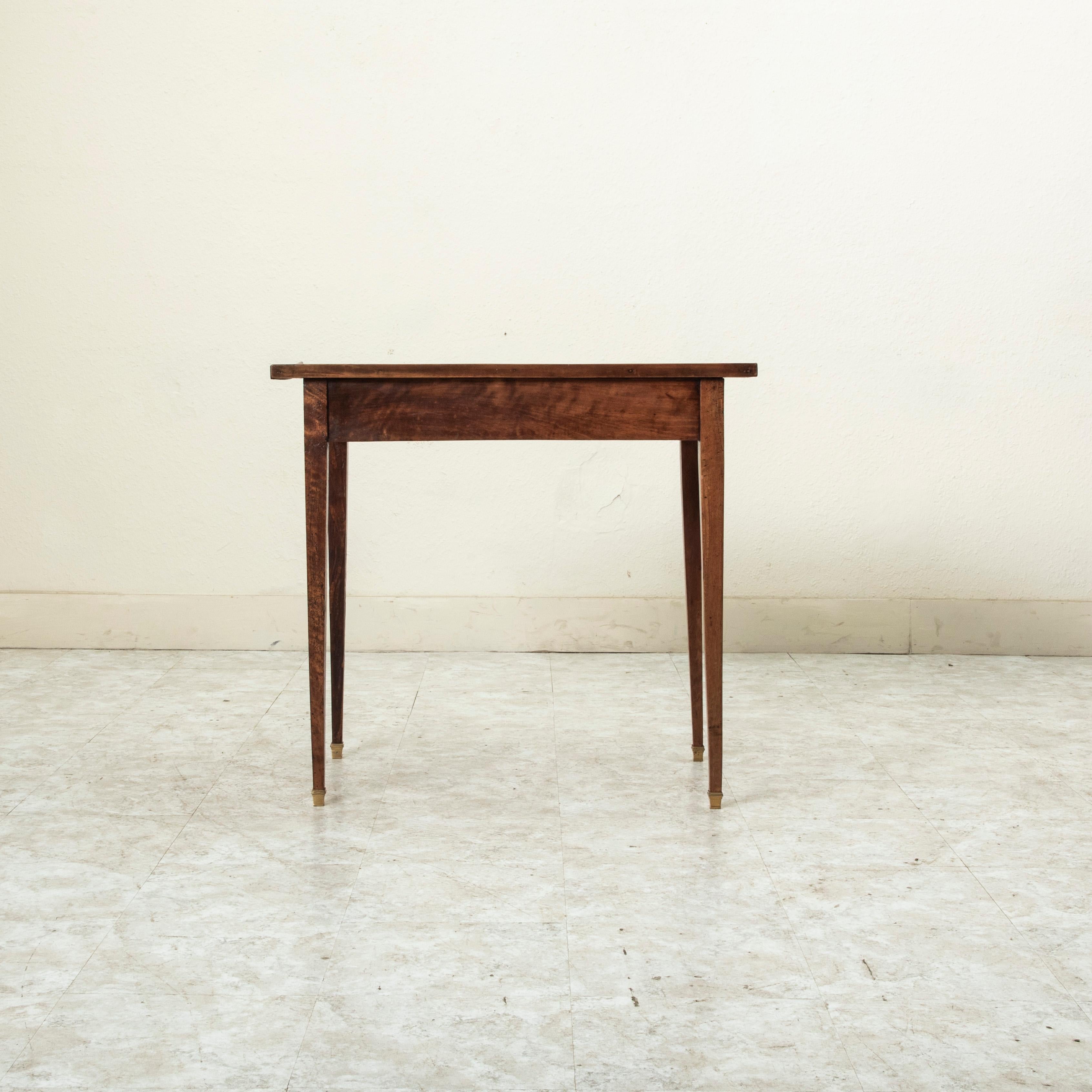 Französischer Louis-XVI-Schreibtisch aus Nussbaum mit Lederplatte, Ende 18. (18. Jahrhundert) im Angebot