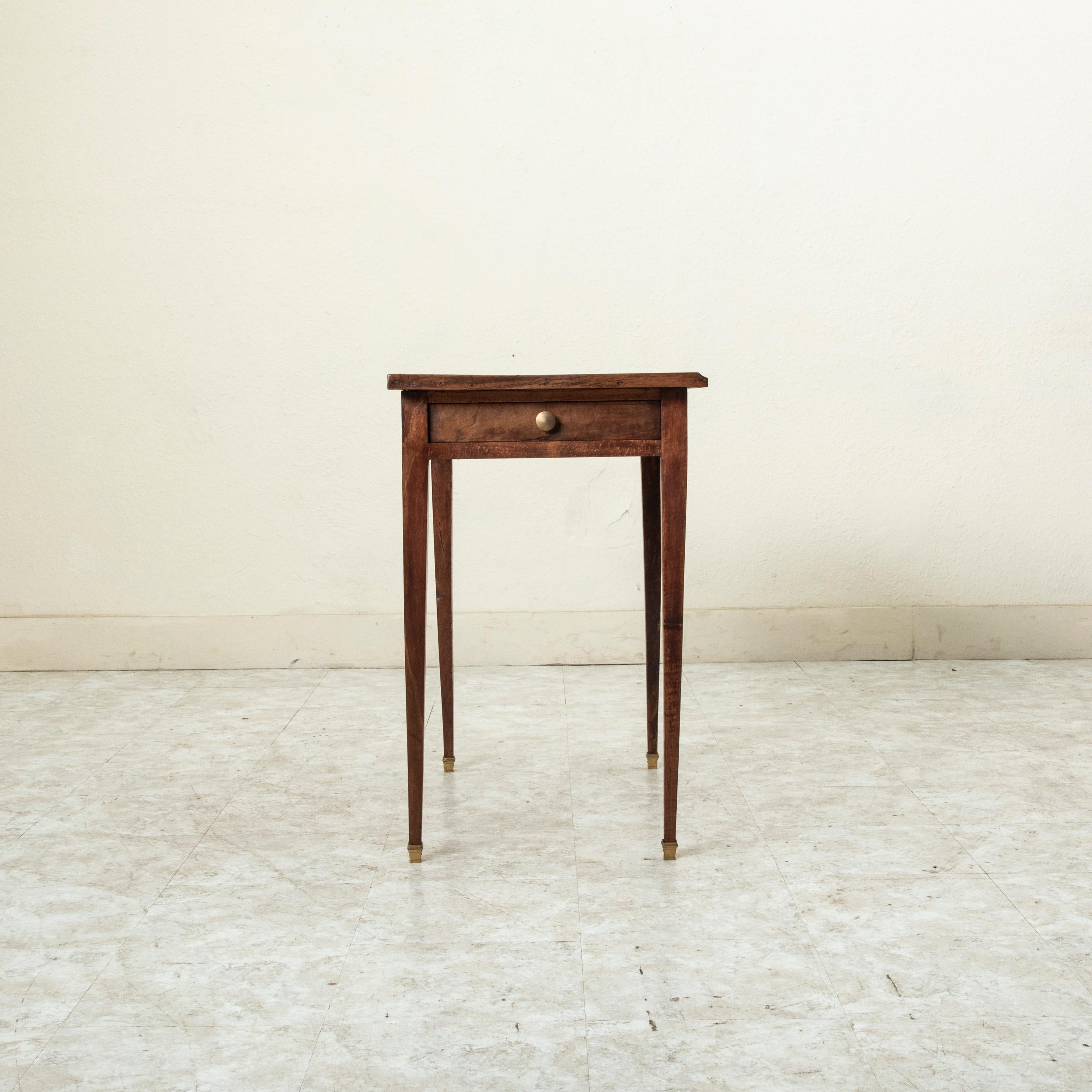 Französischer Louis-XVI-Schreibtisch aus Nussbaum mit Lederplatte, Ende 18. (Bronze) im Angebot