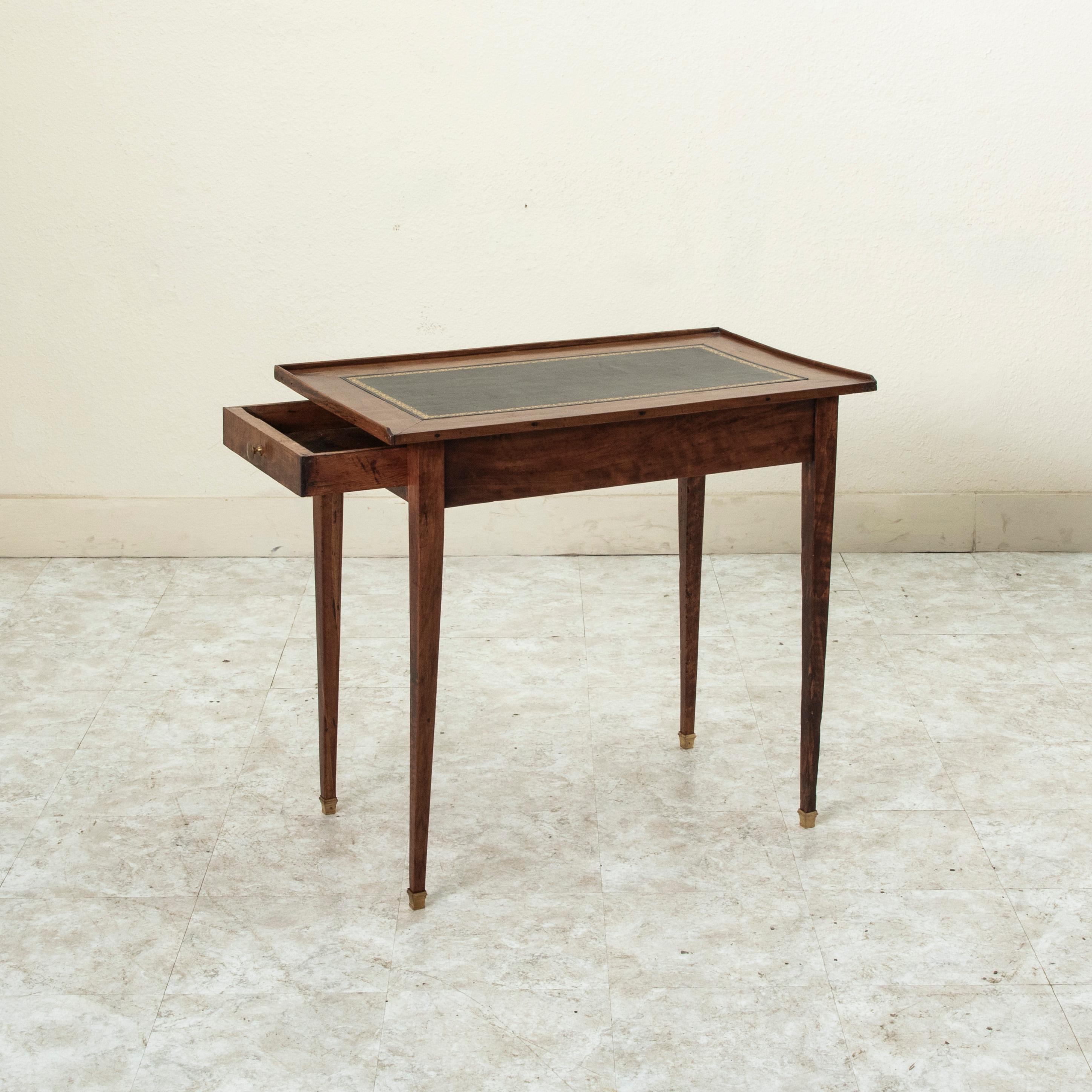 Französischer Louis-XVI-Schreibtisch aus Nussbaum mit Lederplatte, Ende 18. im Angebot 1