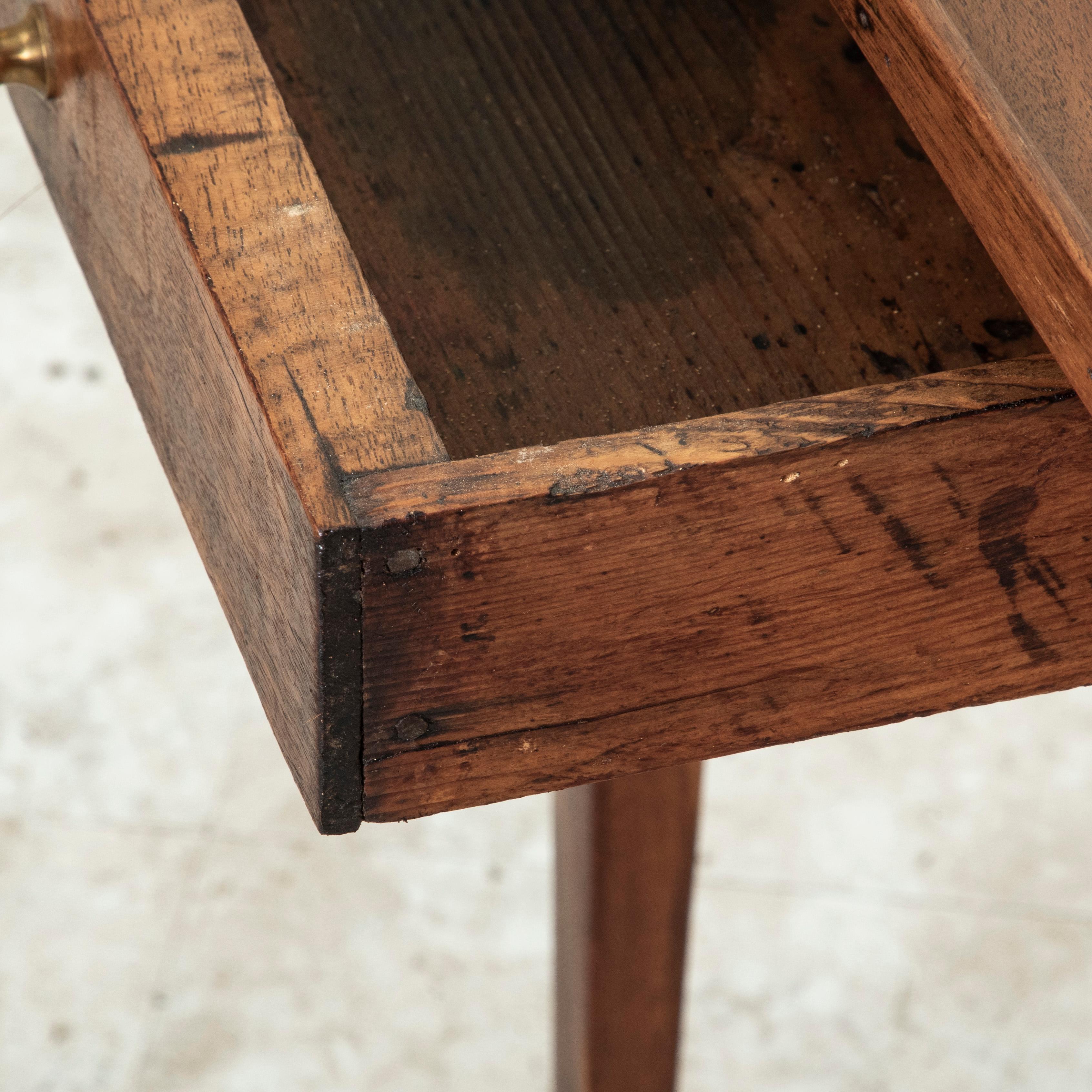 Französischer Louis-XVI-Schreibtisch aus Nussbaum mit Lederplatte, Ende 18. im Angebot 2