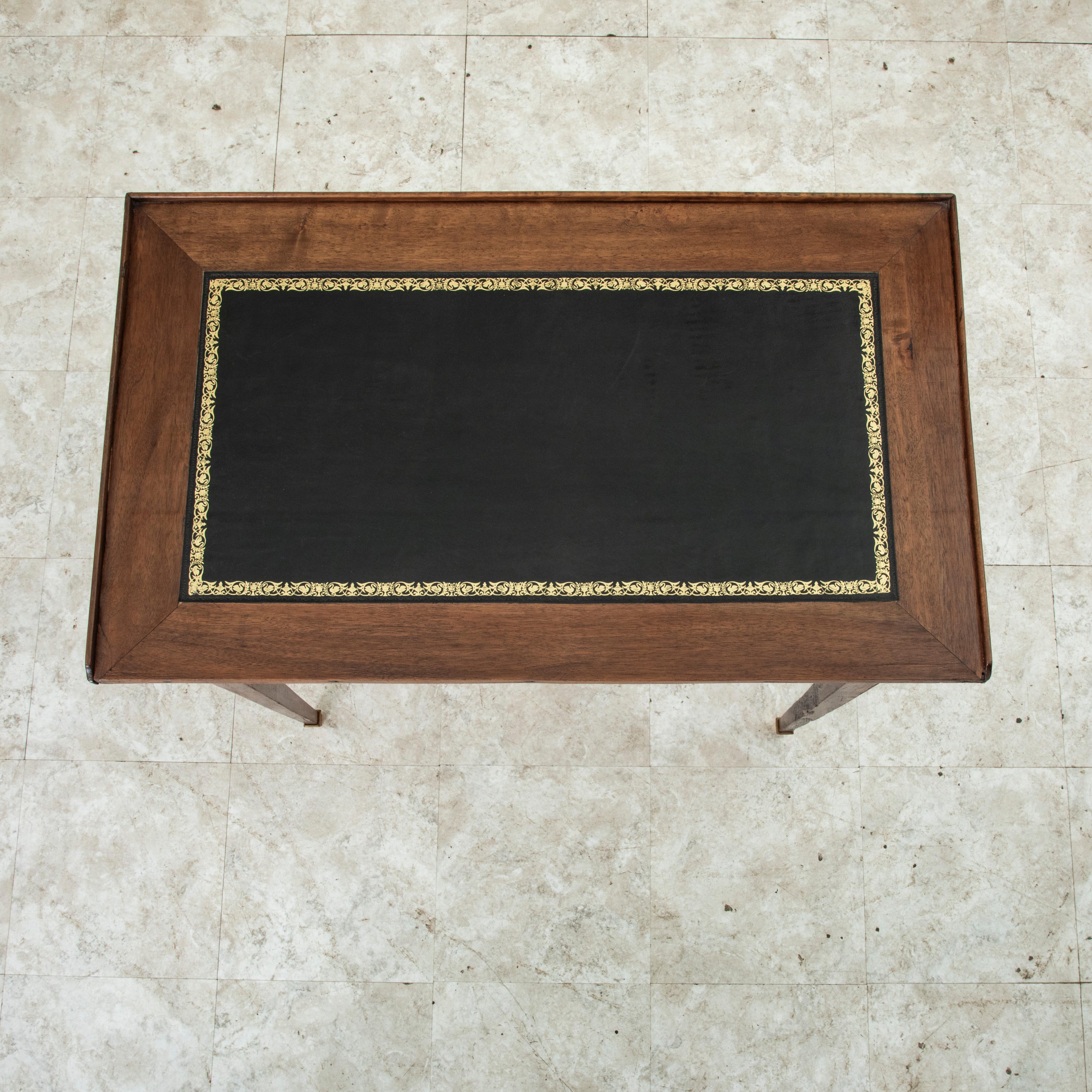 Französischer Louis-XVI-Schreibtisch aus Nussbaum mit Lederplatte, Ende 18. im Angebot 3