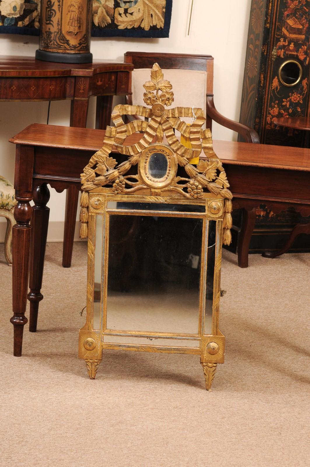 Später 18. Jahrhundert Französisch Louis XVI provenzalischen Giltwood Spiegel mit übertriebener Bogen Crest