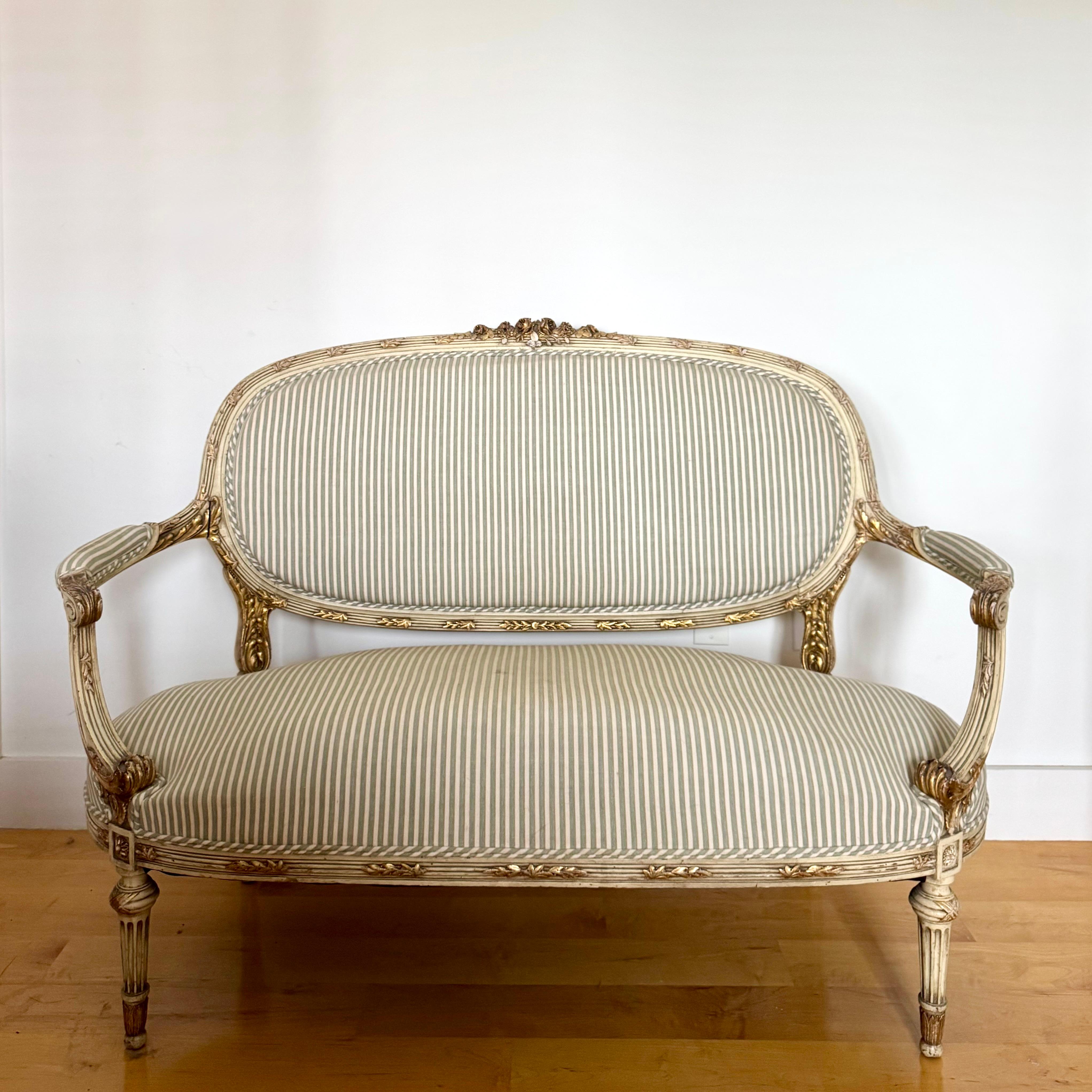 Eleganza della fine del XVIII secolo: canapè/divano/divano intagliato francese Luigi XVI
struttura verniciata con schienale semplice con accenti floreali dorati.
I bracci avvolgono il sedile e il grembiule con decorazioni dorate e rosette su ogni