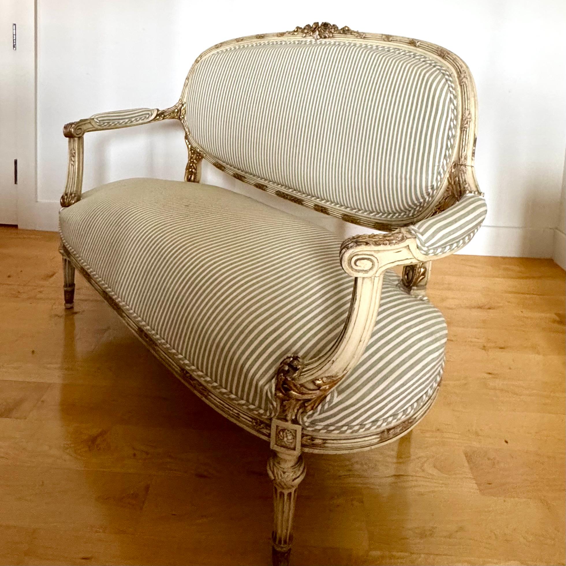 Intagliato a mano Canapè / Divano imbottito francese Luigi XVI della fine del XVIII secolo