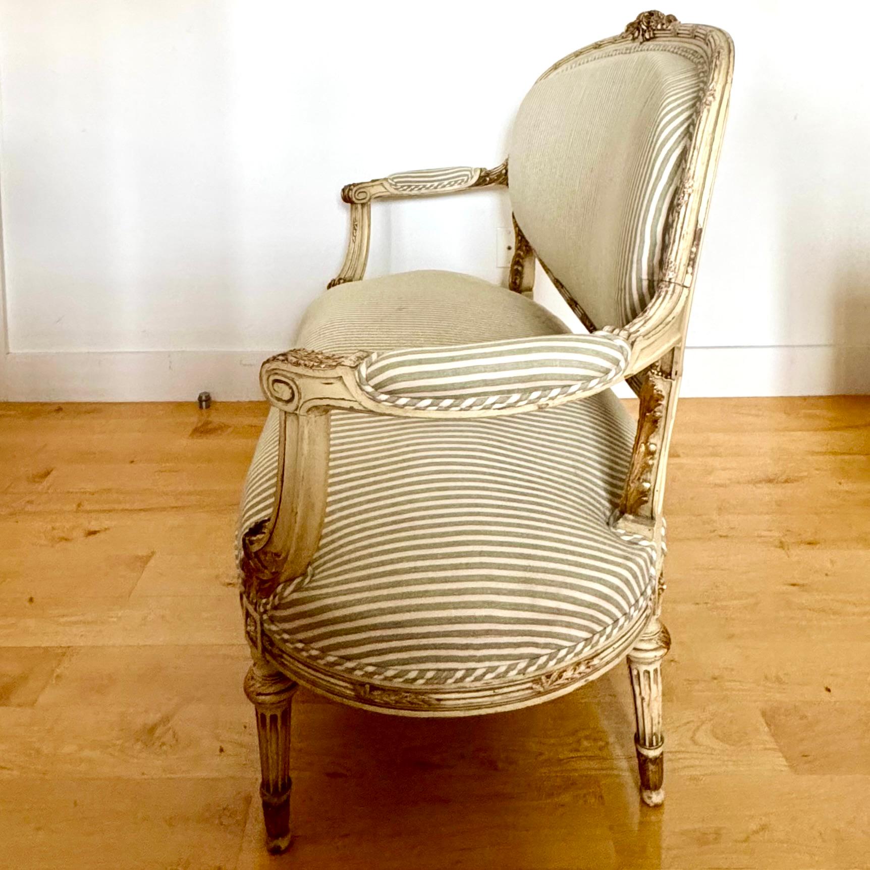 Canapè / Divano imbottito francese Luigi XVI della fine del XVIII secolo In condizioni buone a Charleston, SC