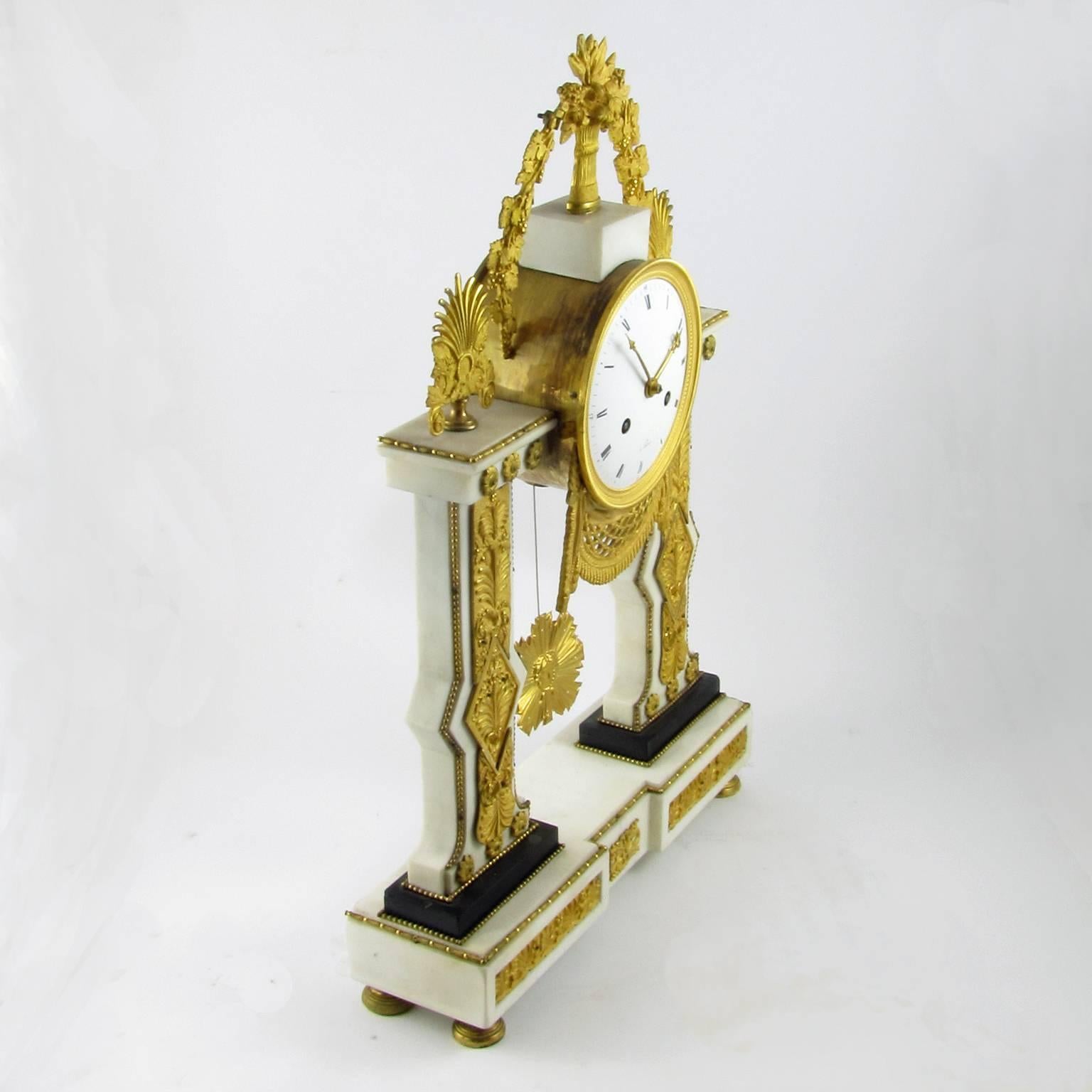 Late 18th Century French Louis XVI White Marble and Ormolu Gilt Mantel Clock In Good Condition For Sale In Firenze, IT