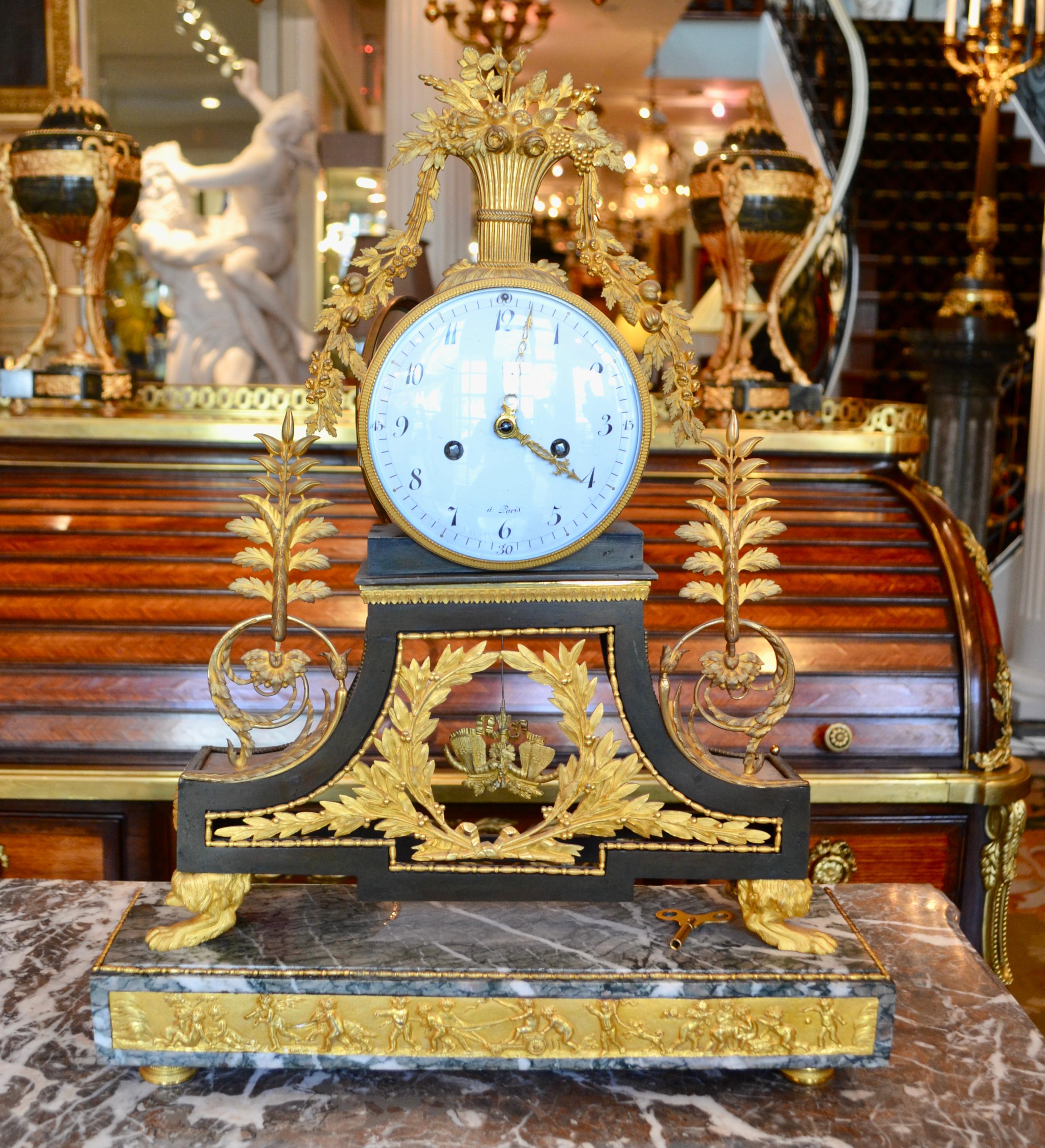 Französische Uhr aus Marmor und vergoldeter Bronze aus dem späten 18. im Angebot 4