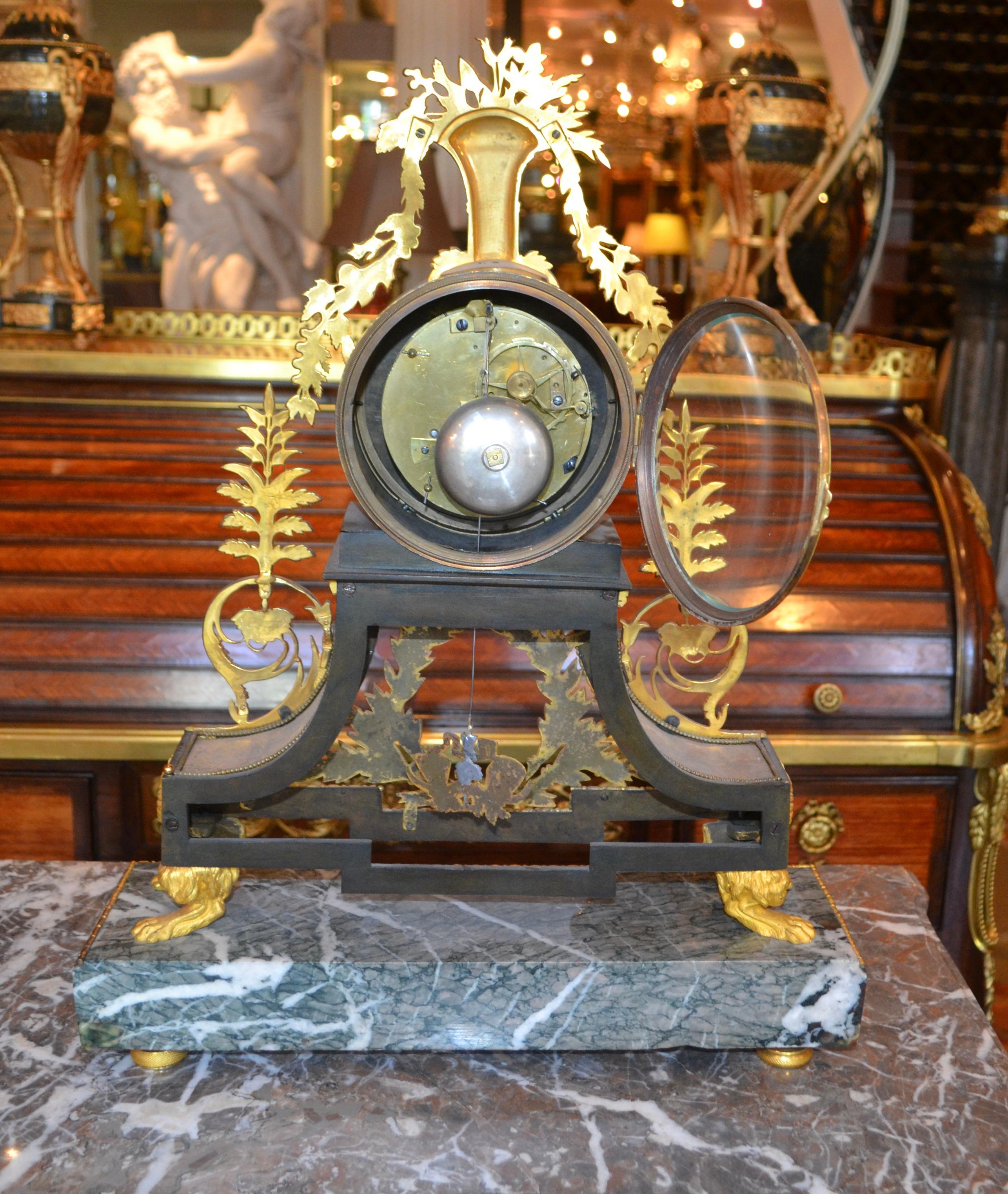 Französische Uhr aus Marmor und vergoldeter Bronze aus dem späten 18. (18. Jahrhundert) im Angebot