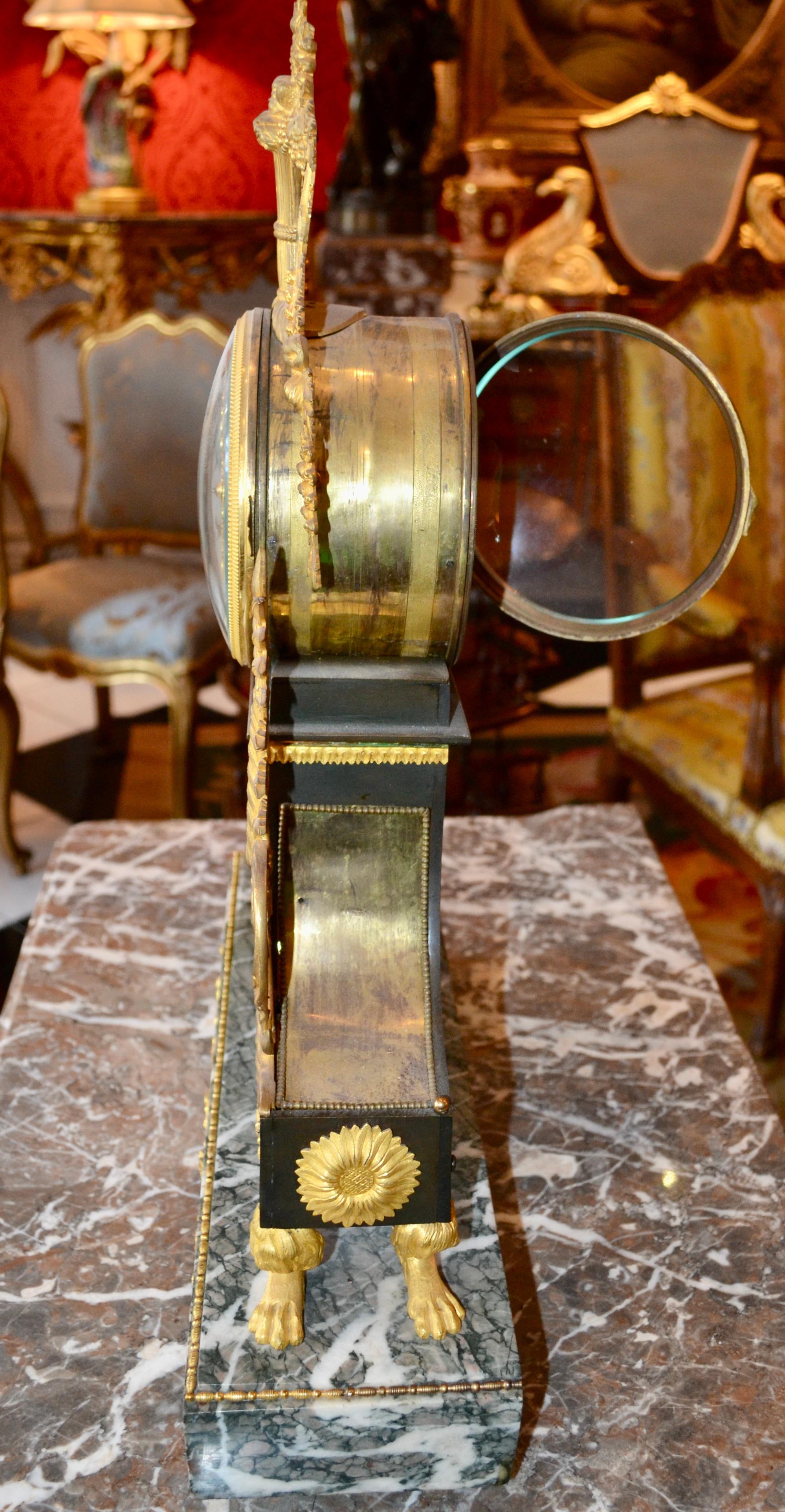 Französische Uhr aus Marmor und vergoldeter Bronze aus dem späten 18. im Angebot 1