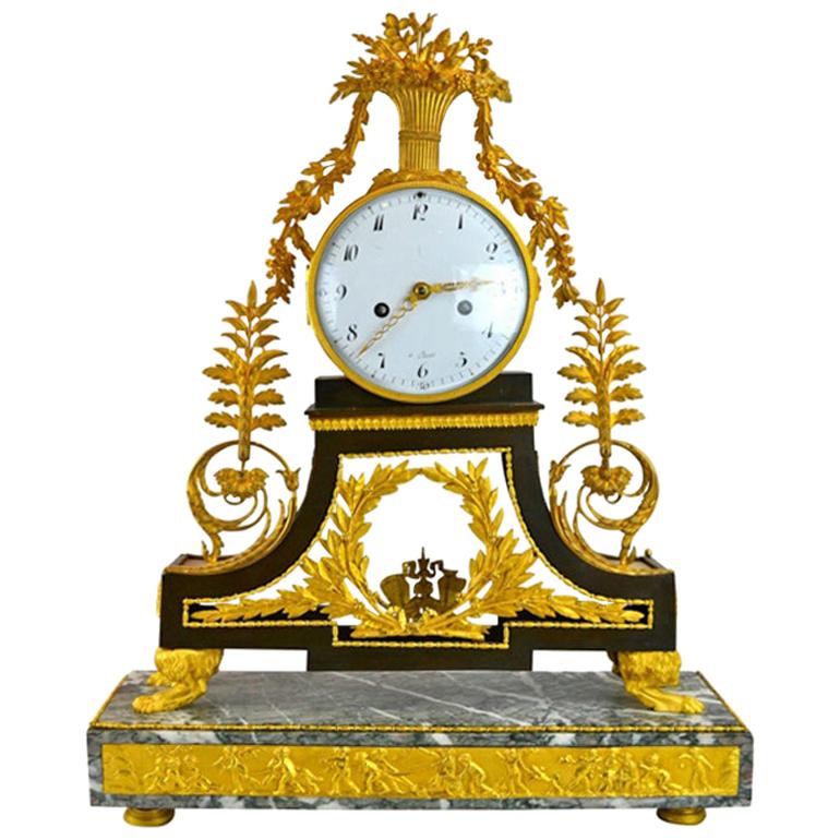 Französische Uhr aus Marmor und vergoldeter Bronze aus dem späten 18. im Angebot