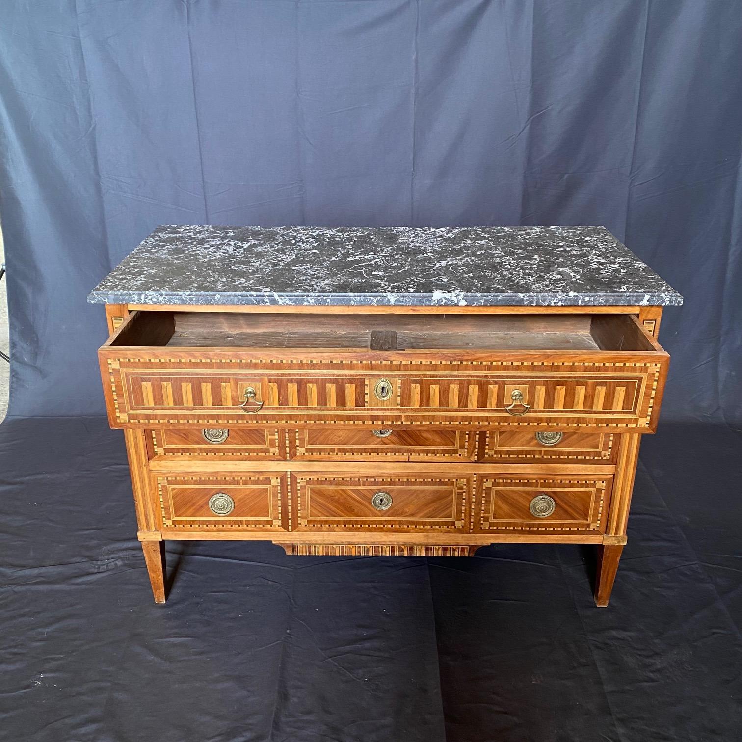 Late 18th Century French Neoclassical Louis XVI Inlaid Walnut Marble Top Commode In Good Condition For Sale In Hopewell, NJ
