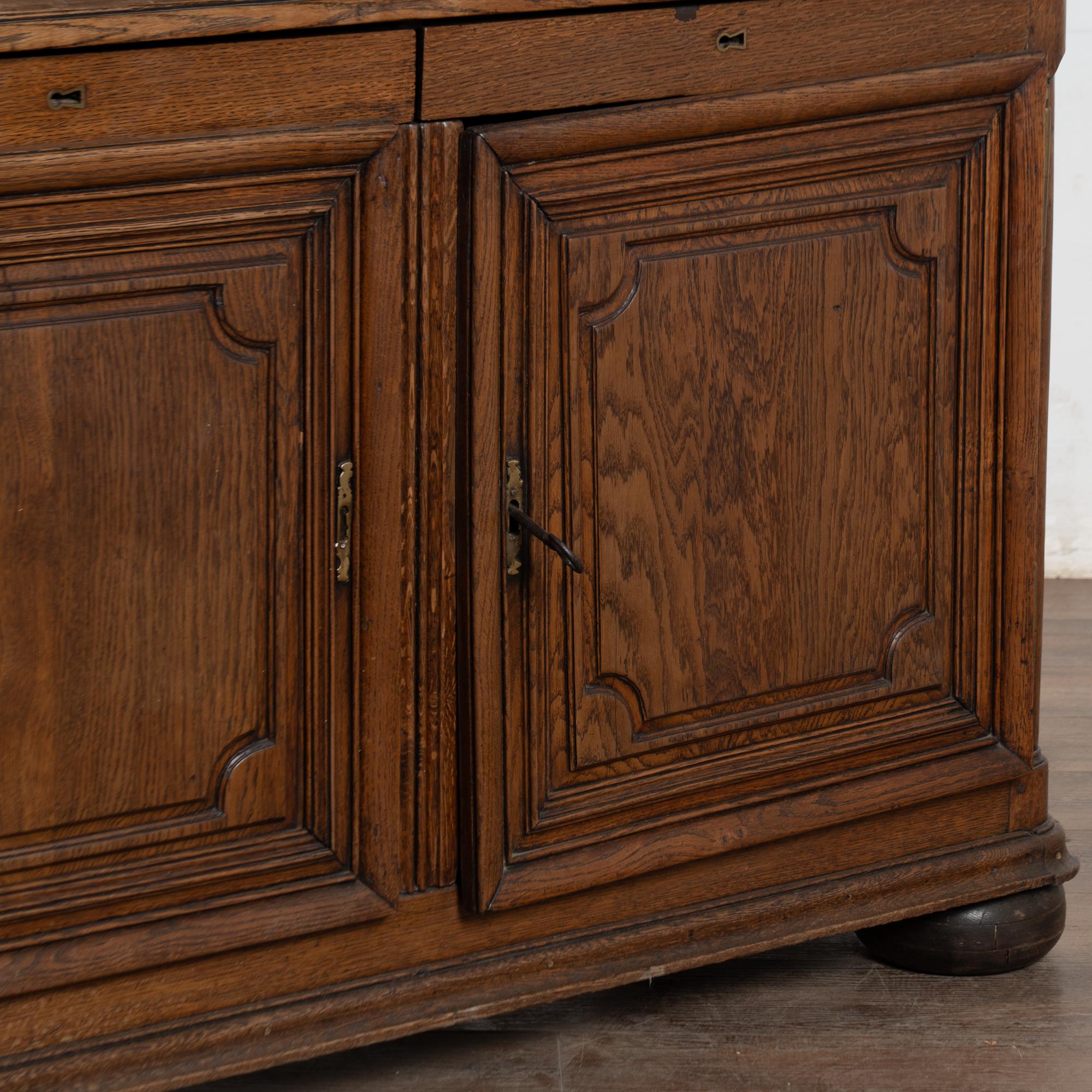 Vitrine à deux corps en chêne français de la fin du XVIIIe siècle en vente 9