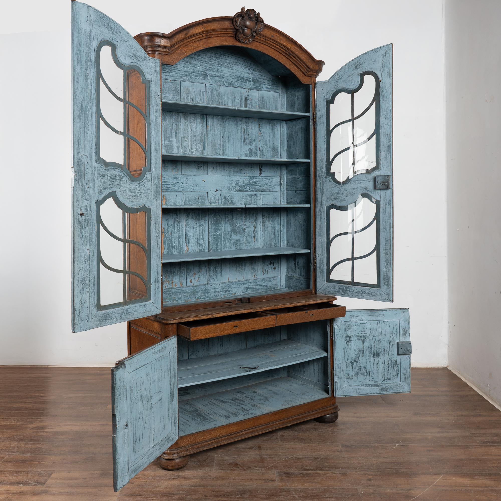 Provincial français Vitrine à deux corps en chêne français de la fin du XVIIIe siècle en vente