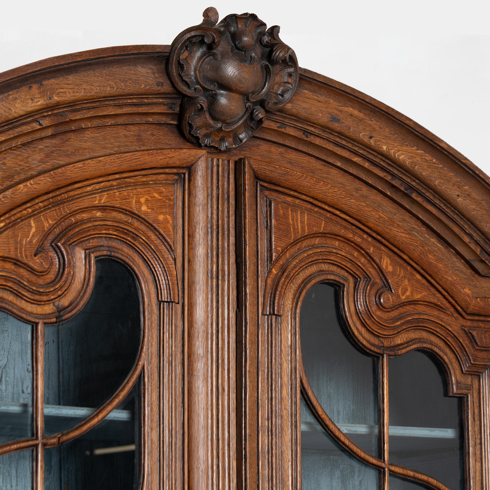 Laiton Vitrine à deux corps en chêne français de la fin du XVIIIe siècle en vente