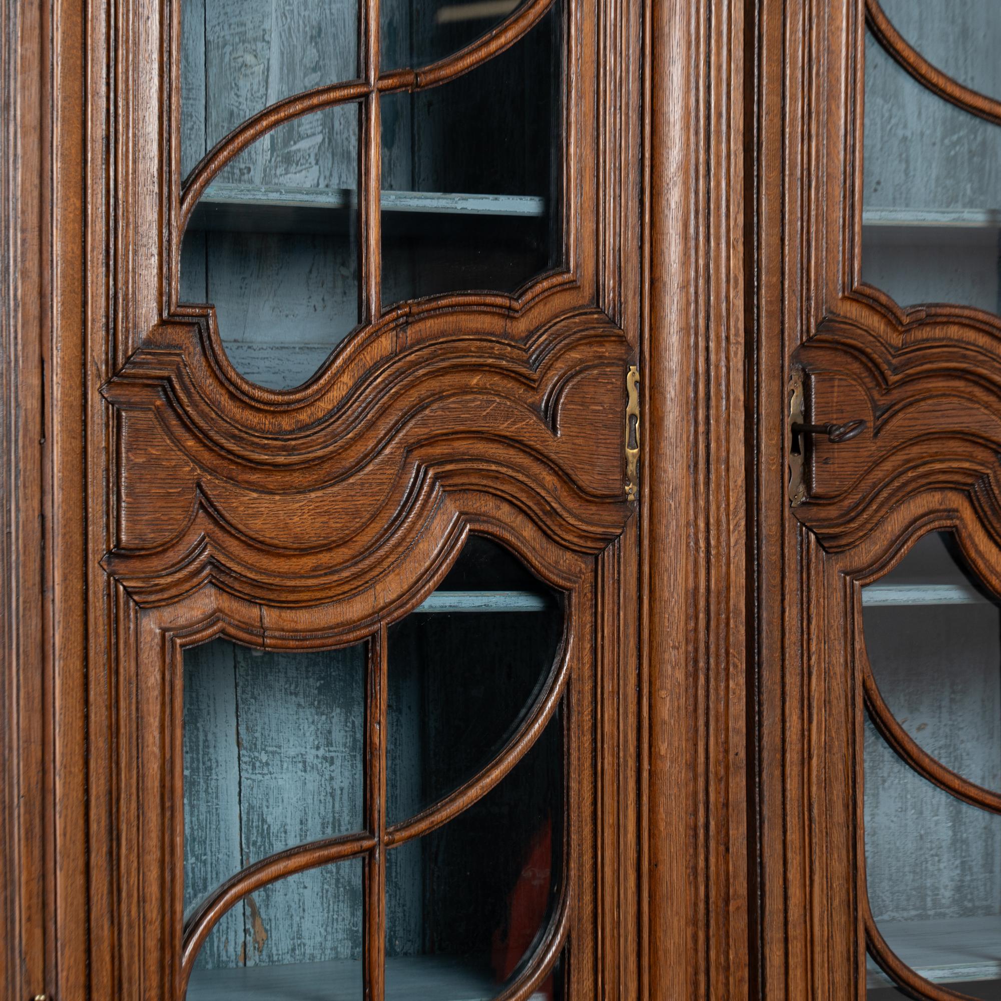 Vitrine à deux corps en chêne français de la fin du XVIIIe siècle en vente 2